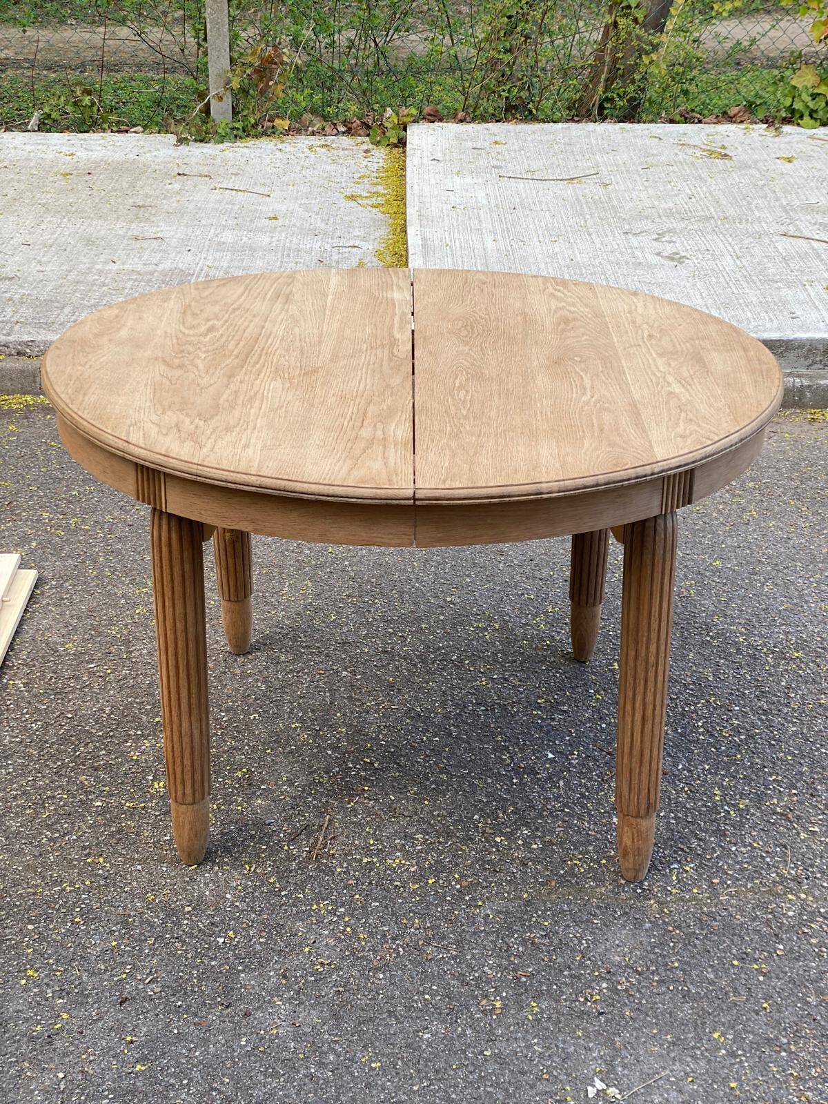 Renovated round Art Deco dining table, extendable, made of solid oak, 213cm.