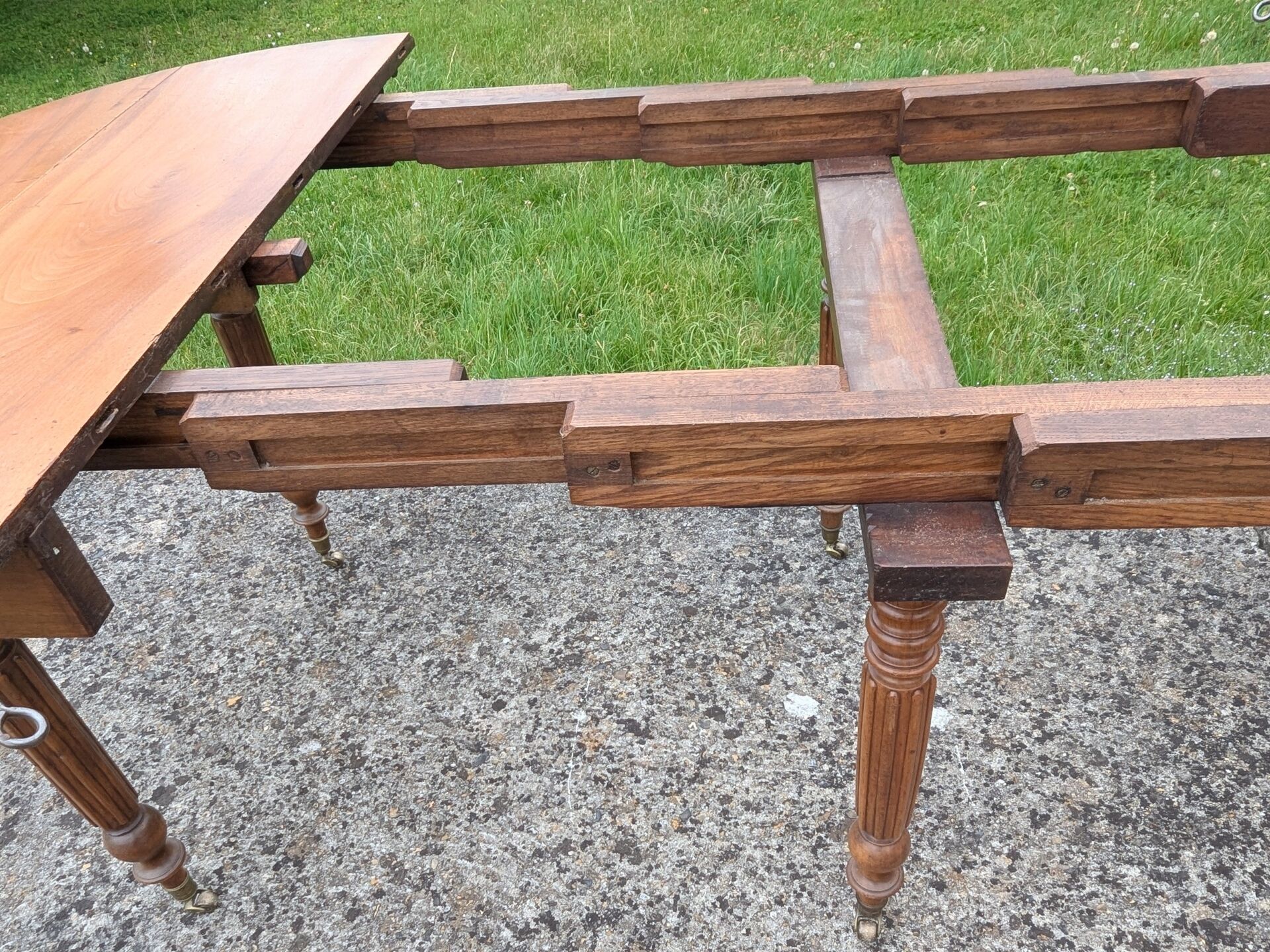 Large six-foot table with XIX century folding leaves in solid walnut Ø120 extendable to 330.