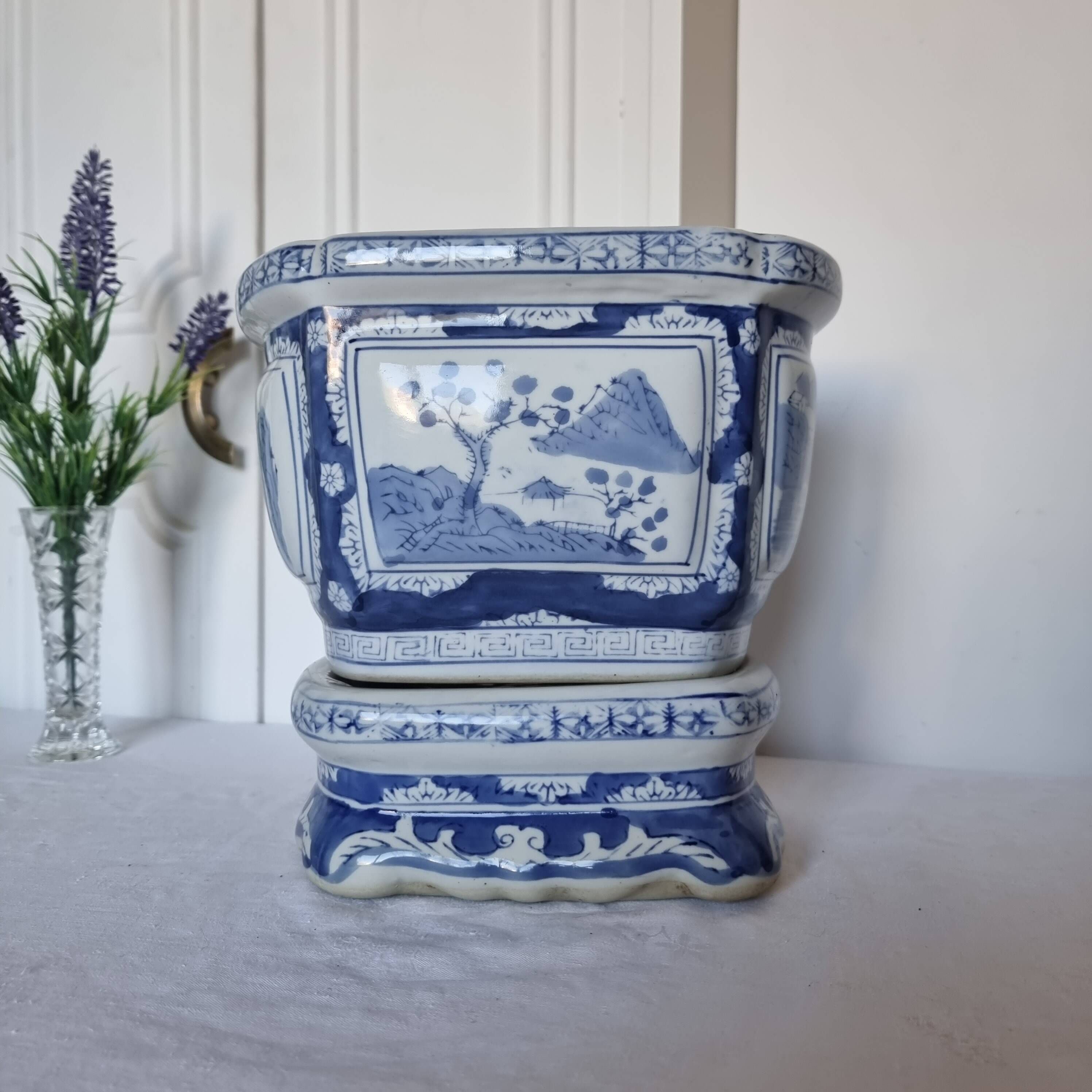 Magnifique cache-pot oriental sur piédestal en porcelaine bleue et blanche