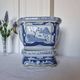 Magnifique cache-pot oriental sur piédestal en porcelaine bleue et blanche