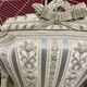Paire de fauteuils style Louis XVl sculptés avec tissus et soieries d’origine