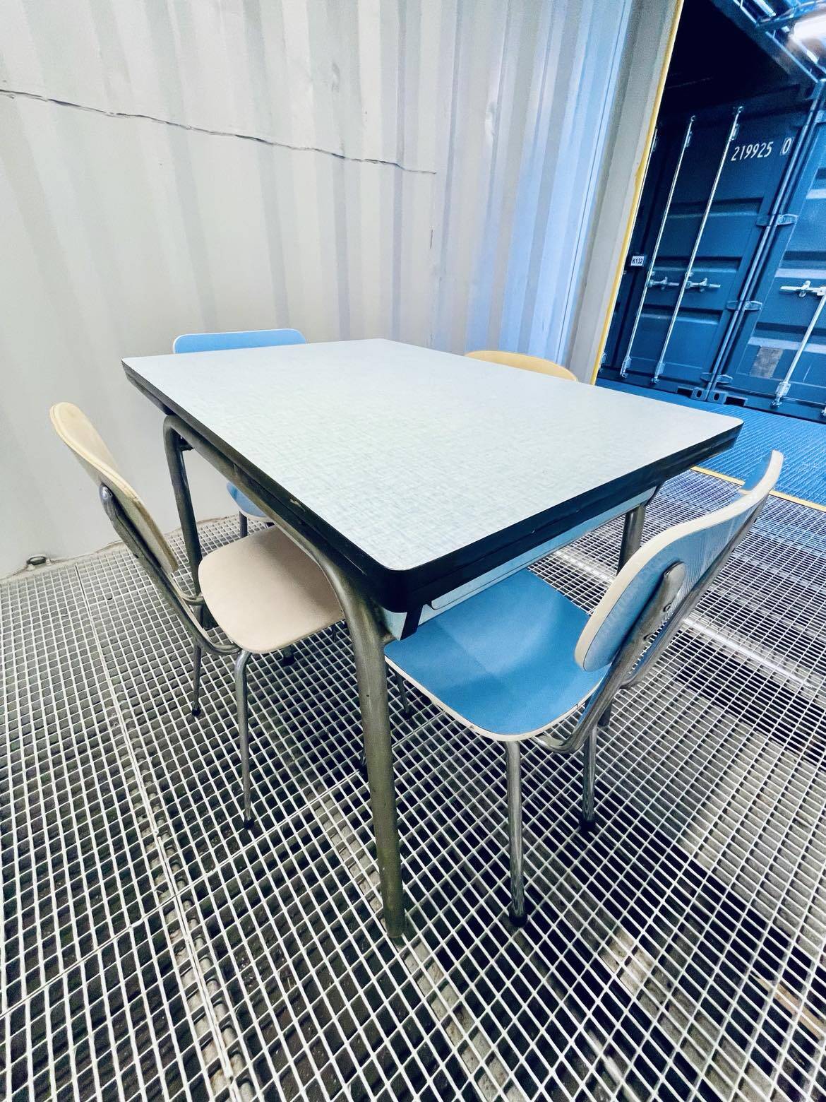 Blue vintage formica table - 4 chairs - extensions