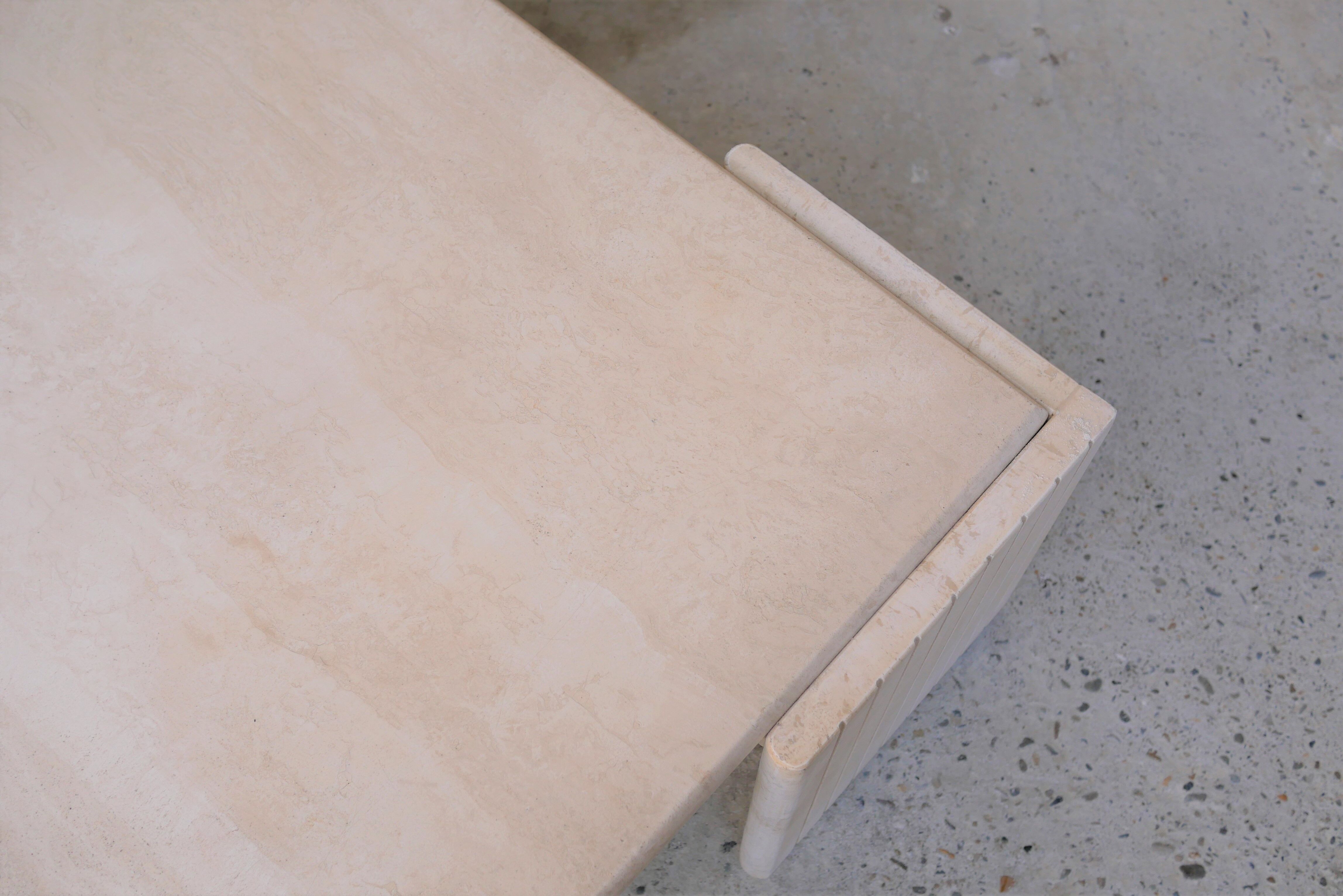 Table basse vintage en travertin par les éditions Roche Bobois
