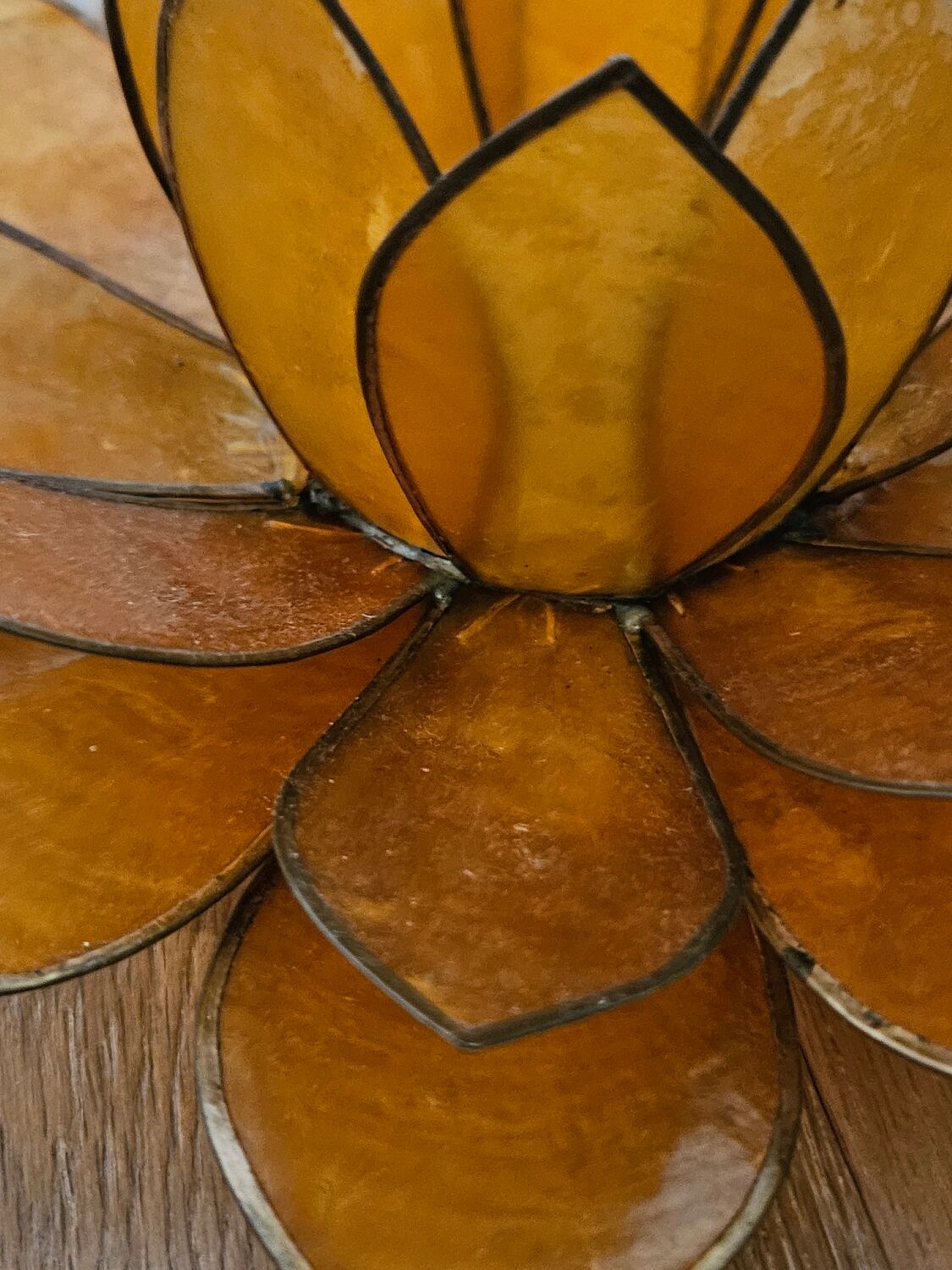 Table lamp in mother-of-pearl and brass