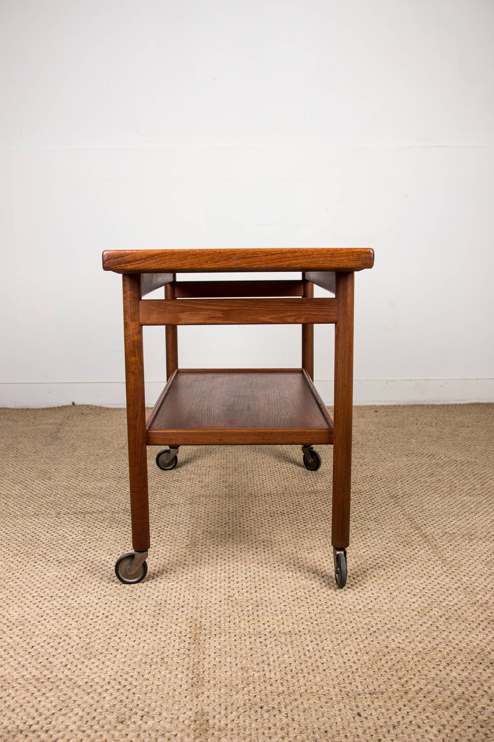 Danish extendable two-tiered teak serving trolley, 1960s, Kurt Ostervig.