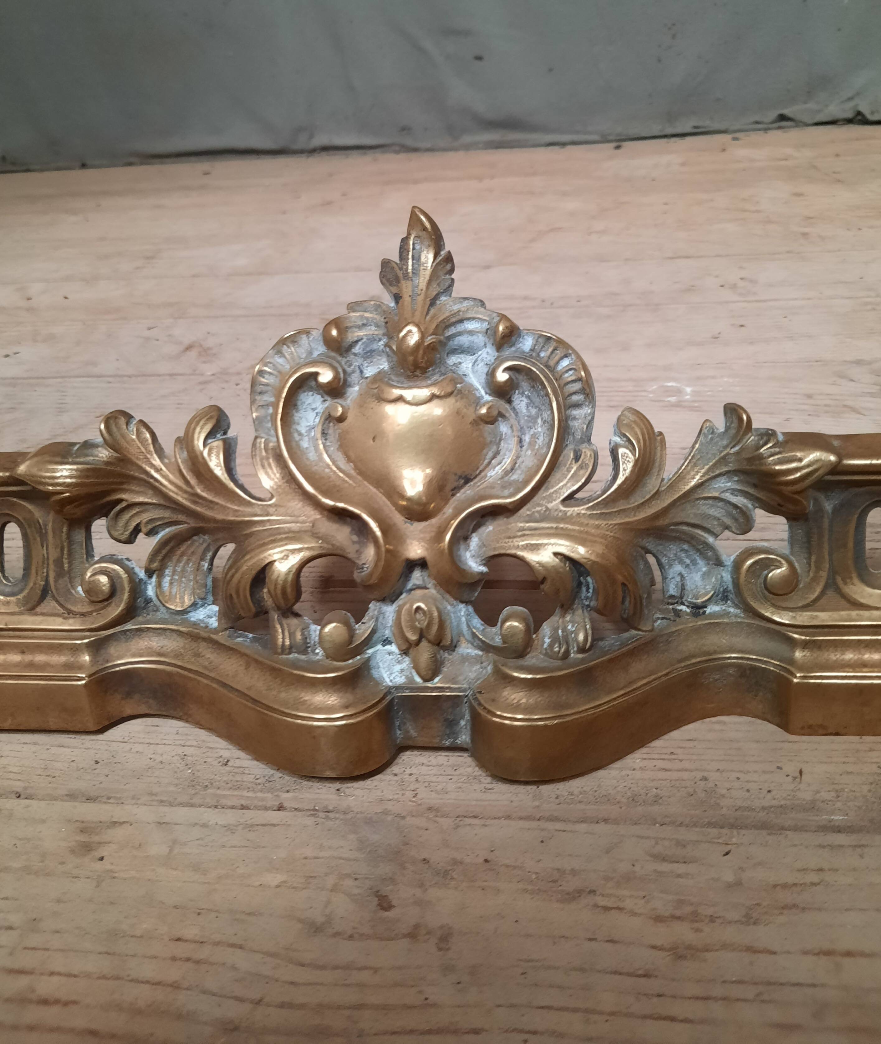 Barre de foyer en bronze doré