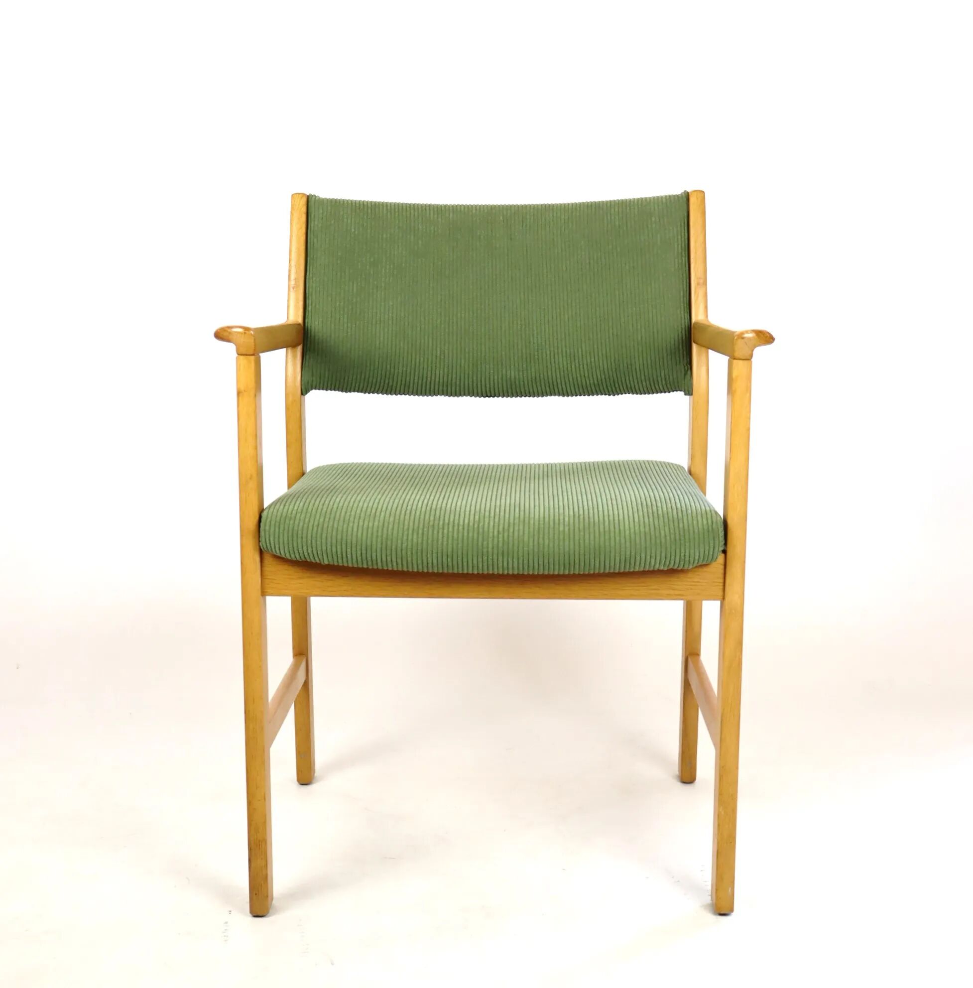 Fauteuil en chêne et velours années 60