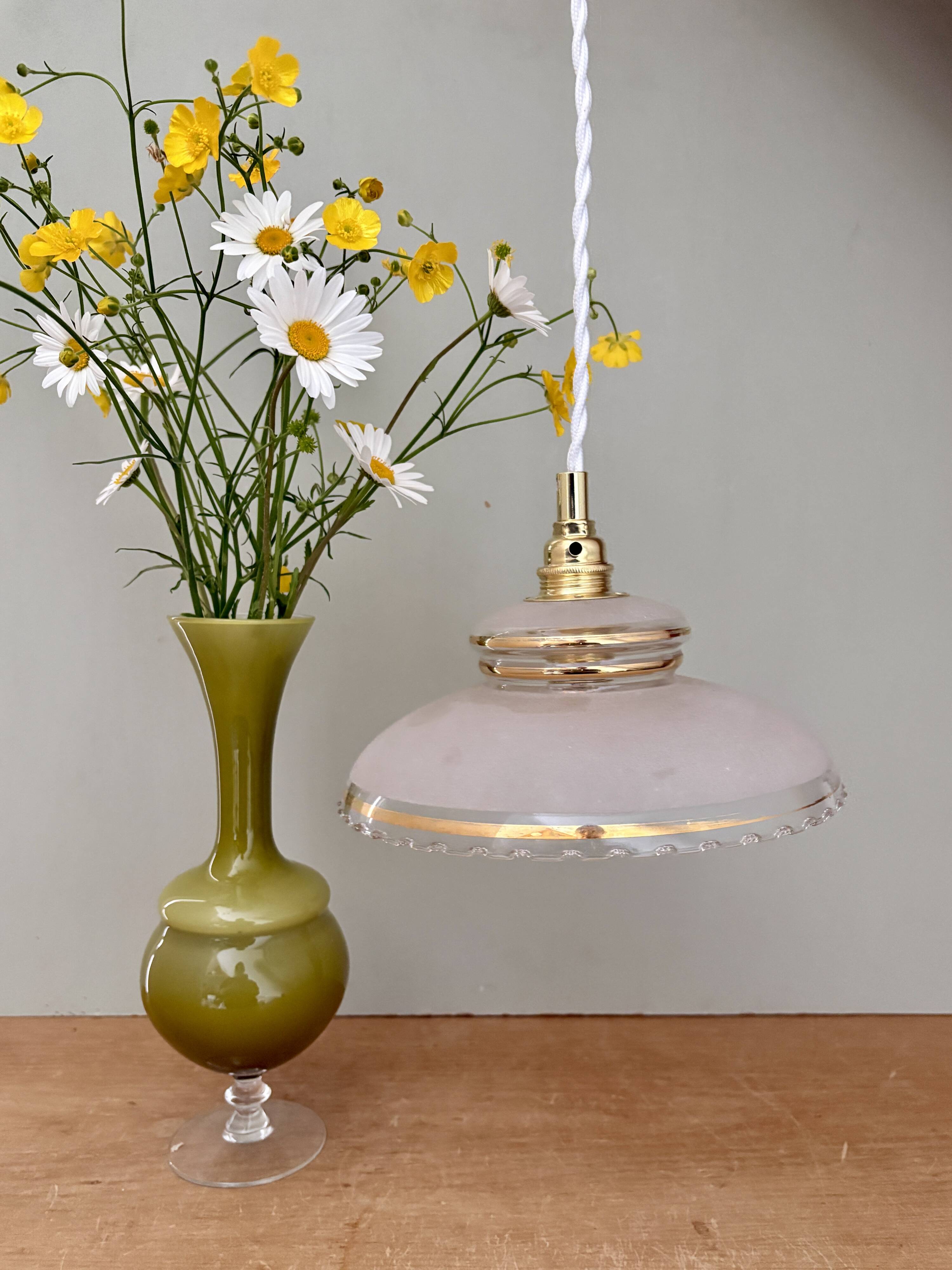 Pendant lamp, antique lampshade in white and gold granite glass