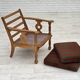 Fauteuil danois des années 1970, revêtement en laine verte, bois de chêne massif.