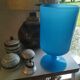 Vase bleu sur piédouche en opaline