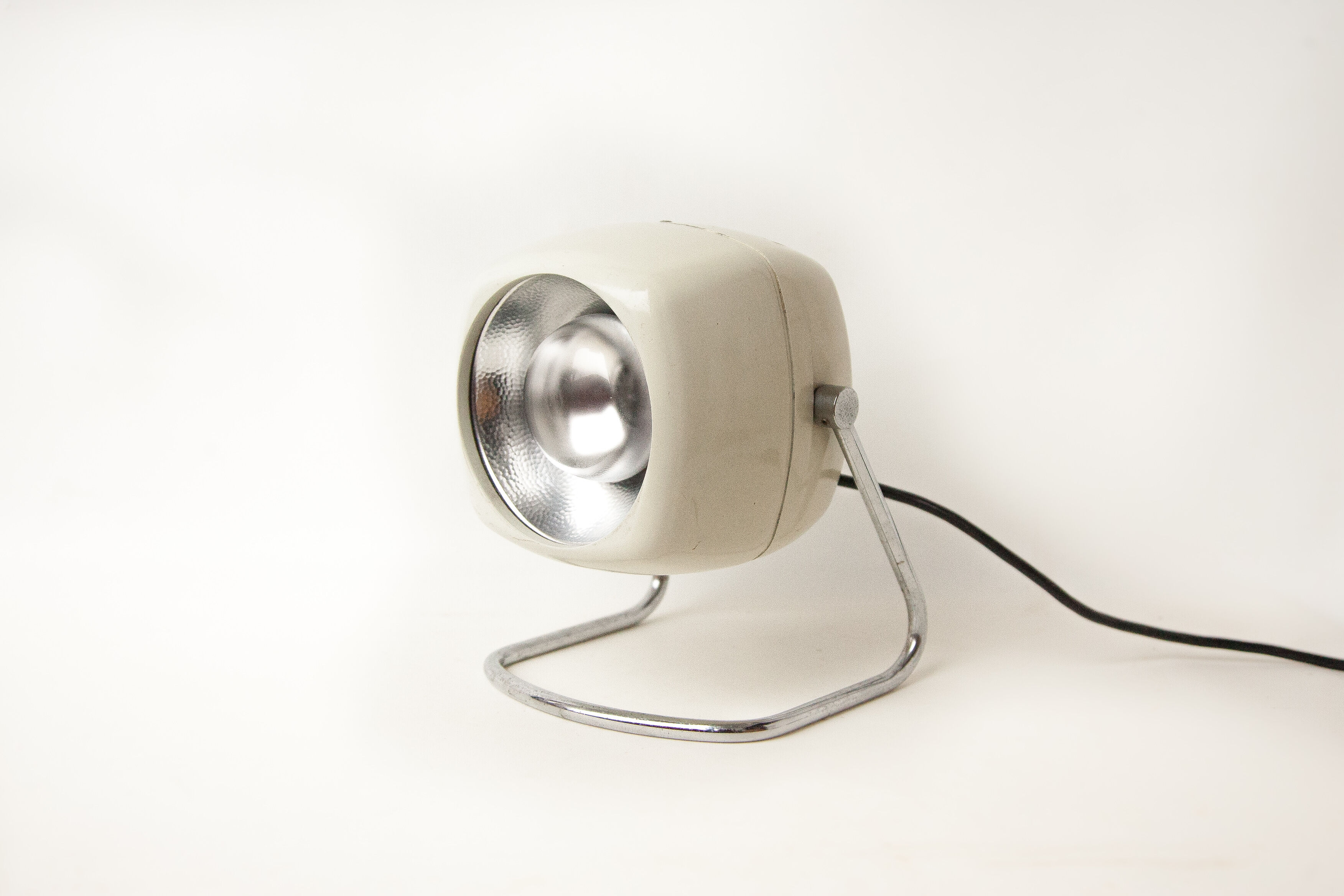 Vintage lay lamp by Harvey Guzzini for Harvey Luce, made in Italy, white metal lamp, space age, 60's