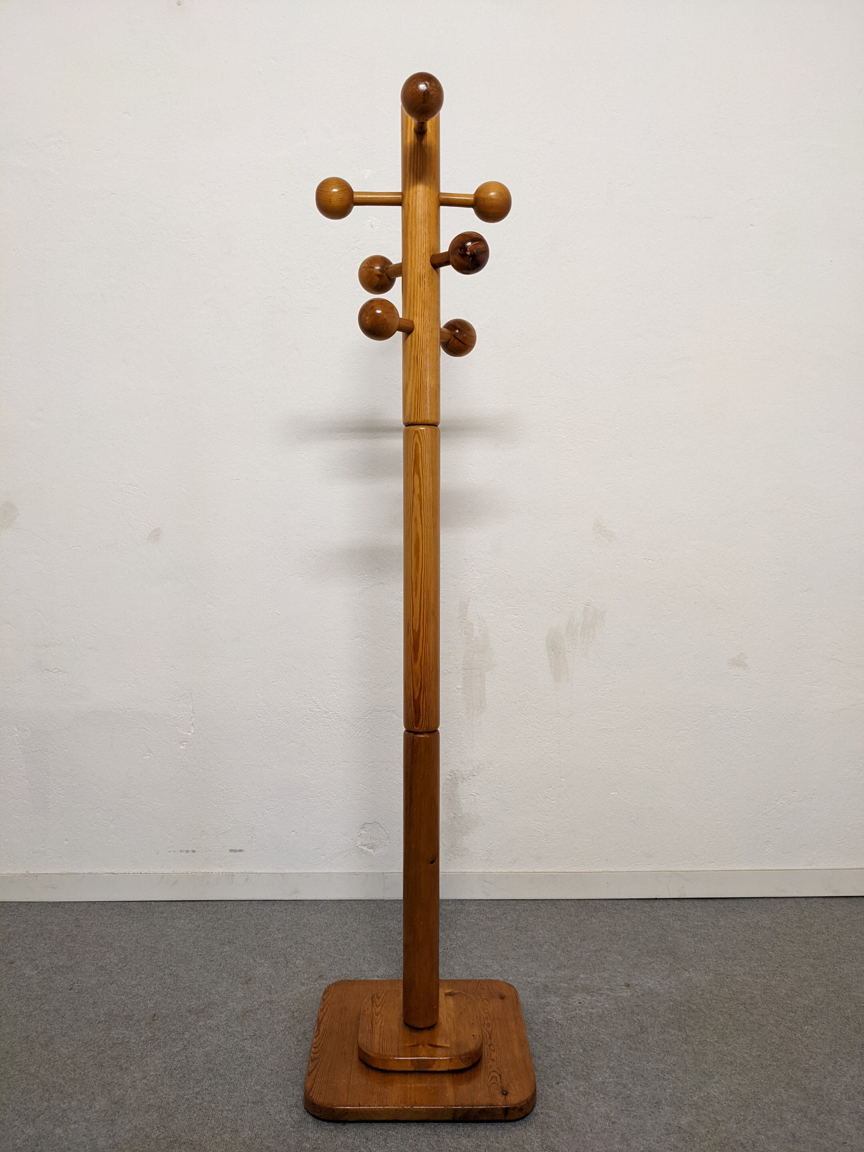 Pine parrot coat rack from the 70s