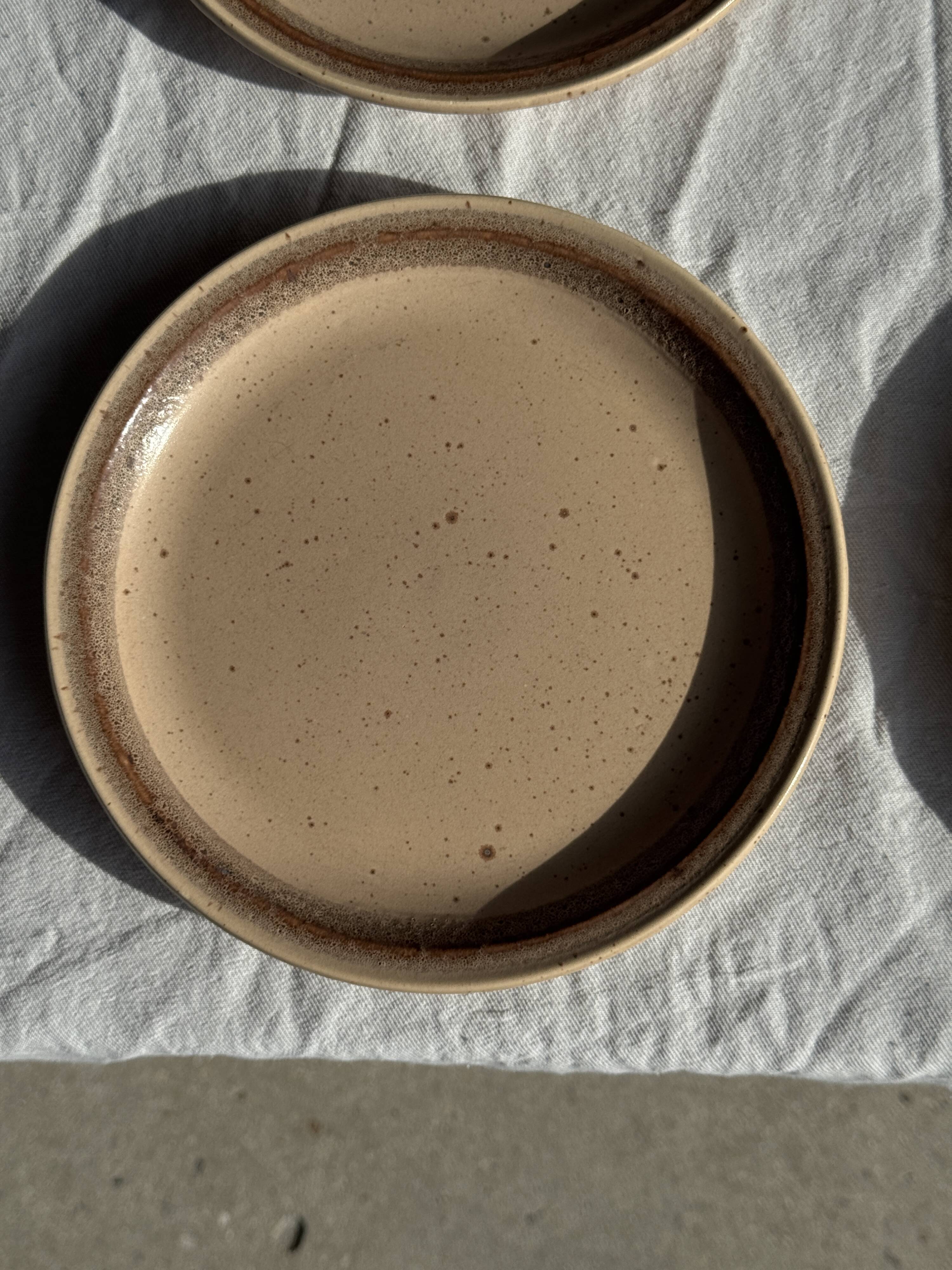 Lot de 4 assiettes à dessert en grès beige liseré brun Sarreguemines grès