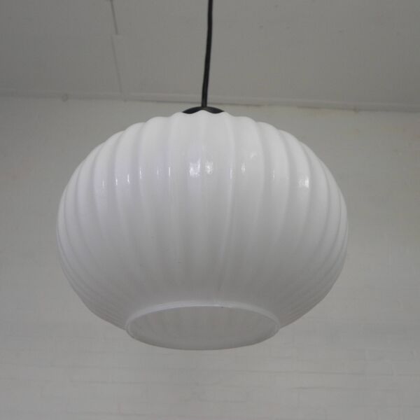 Lampe suspendue vintage avec boule en verre strié blanc, 1960s