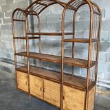 Grande étagère en rotin aux portes cannées
