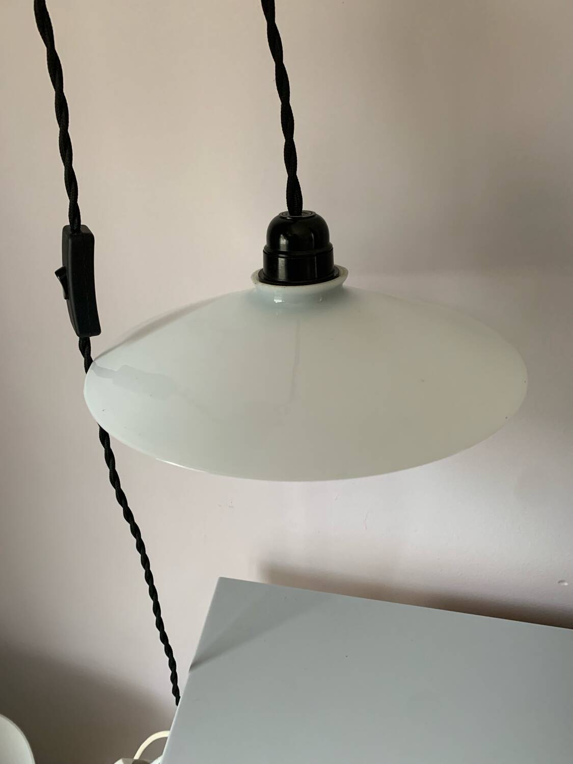 Paire de suspensions vintage en opaline blanche