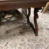 Table de style espagnol en bois sculpté et fer forgé