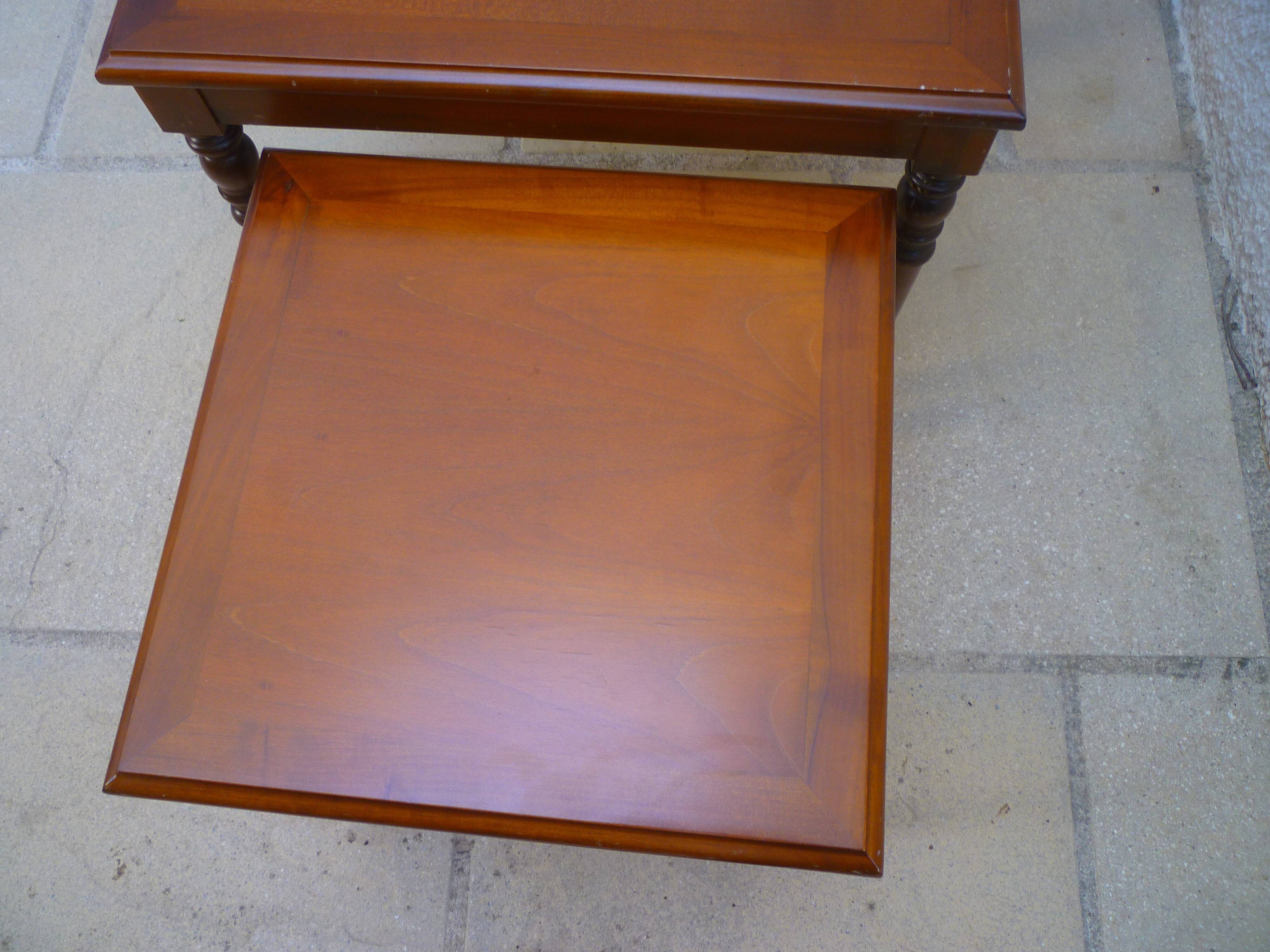 Pull-out tables in cherry