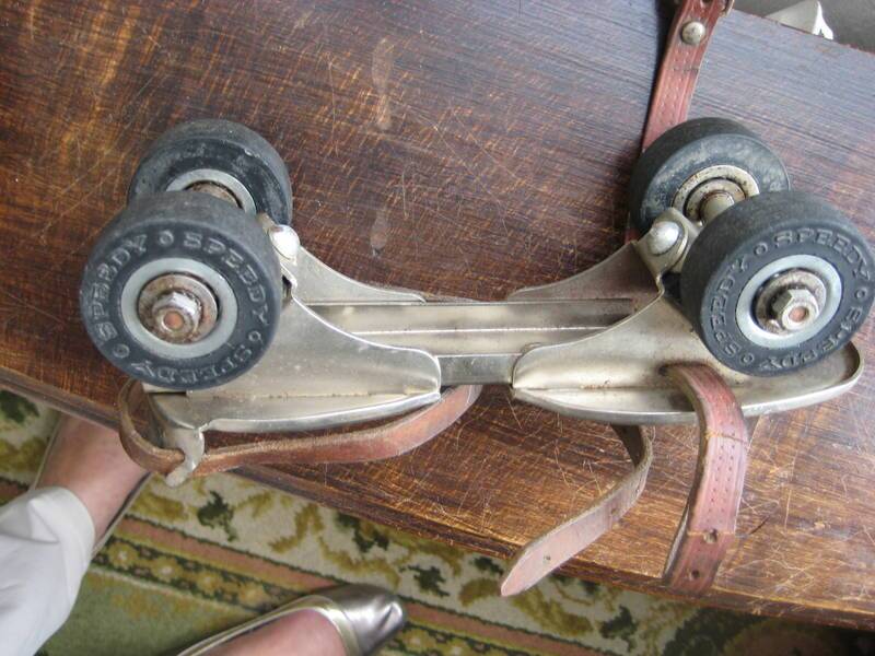 patins à roulettes 1945  sports  Une Paire soit  2 patins à roulettes acier