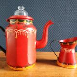Ancienne cafetière et pot à lait en tôle émaillée