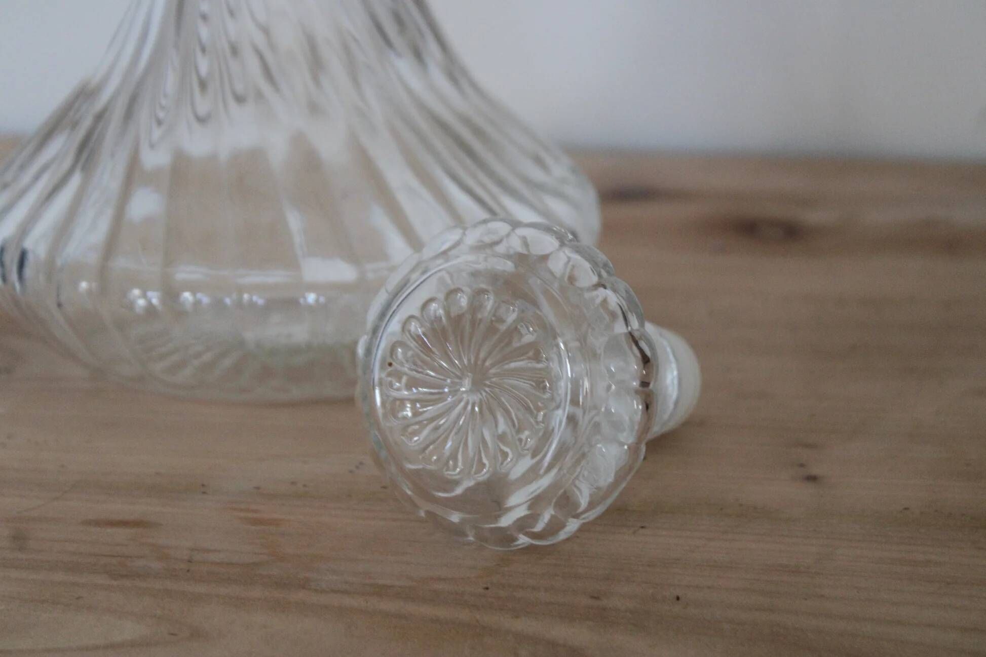 Vintage twisted glass carafe with stopper – H 31 cm