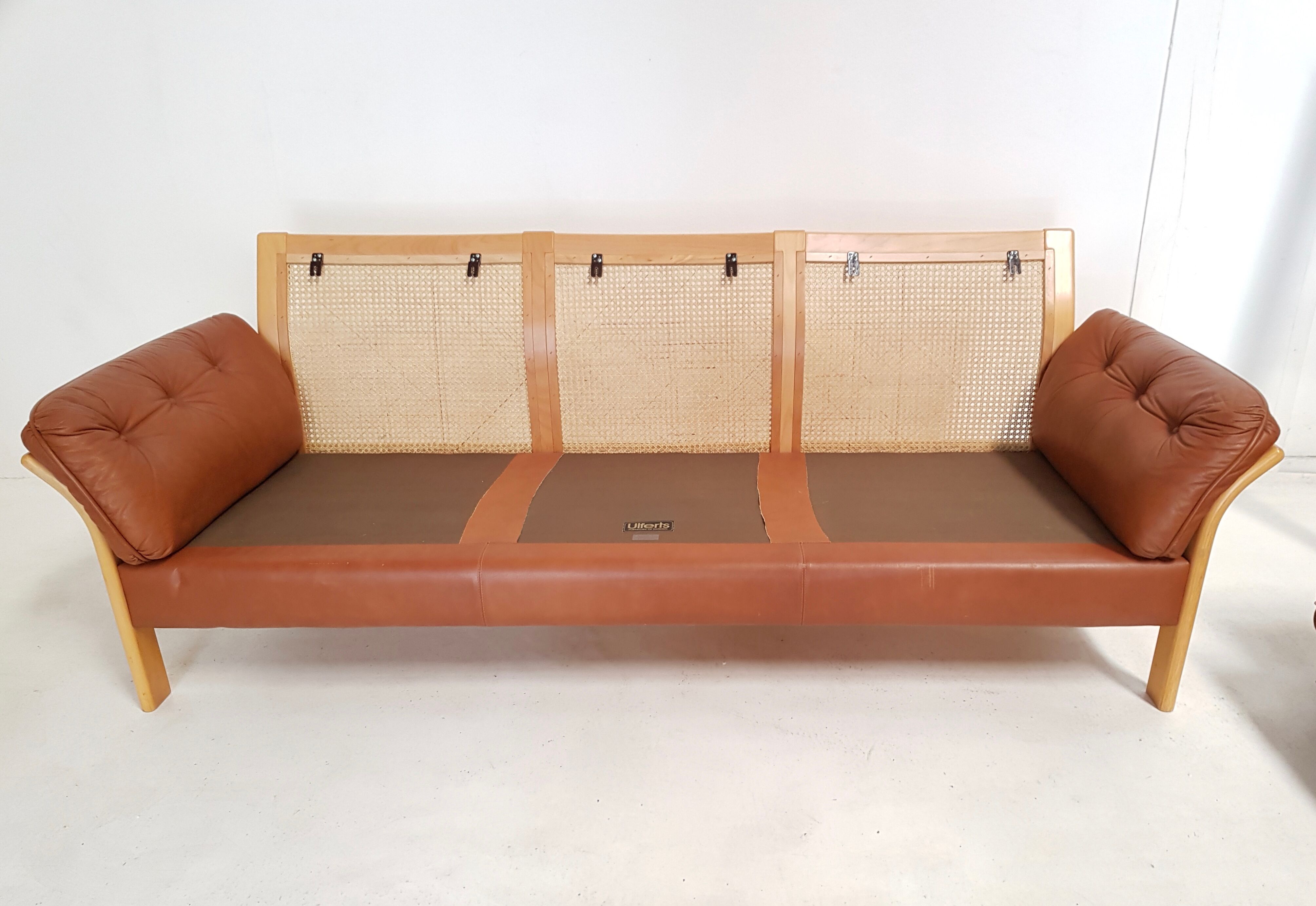 Canapé édité par Ulferts Sweden structure en bois canné années 1960