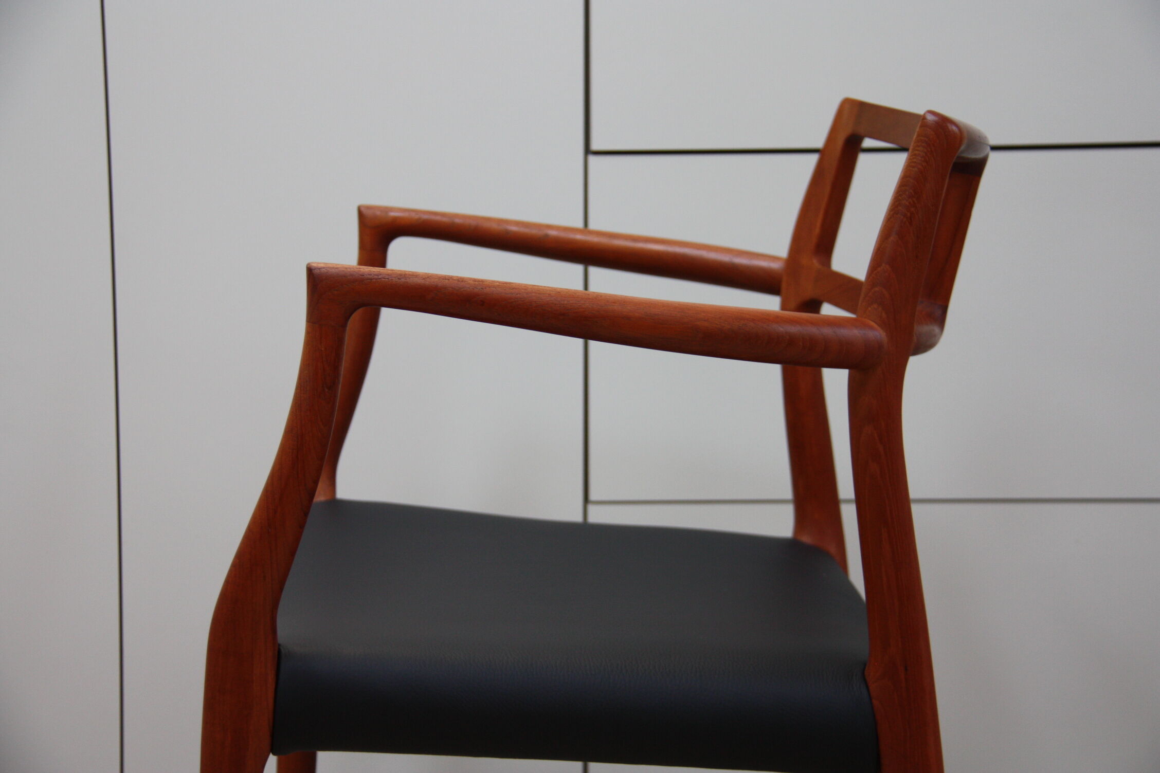 Vintage armchair in teak and black leather - Model 64 - Möller - Denmark '60's