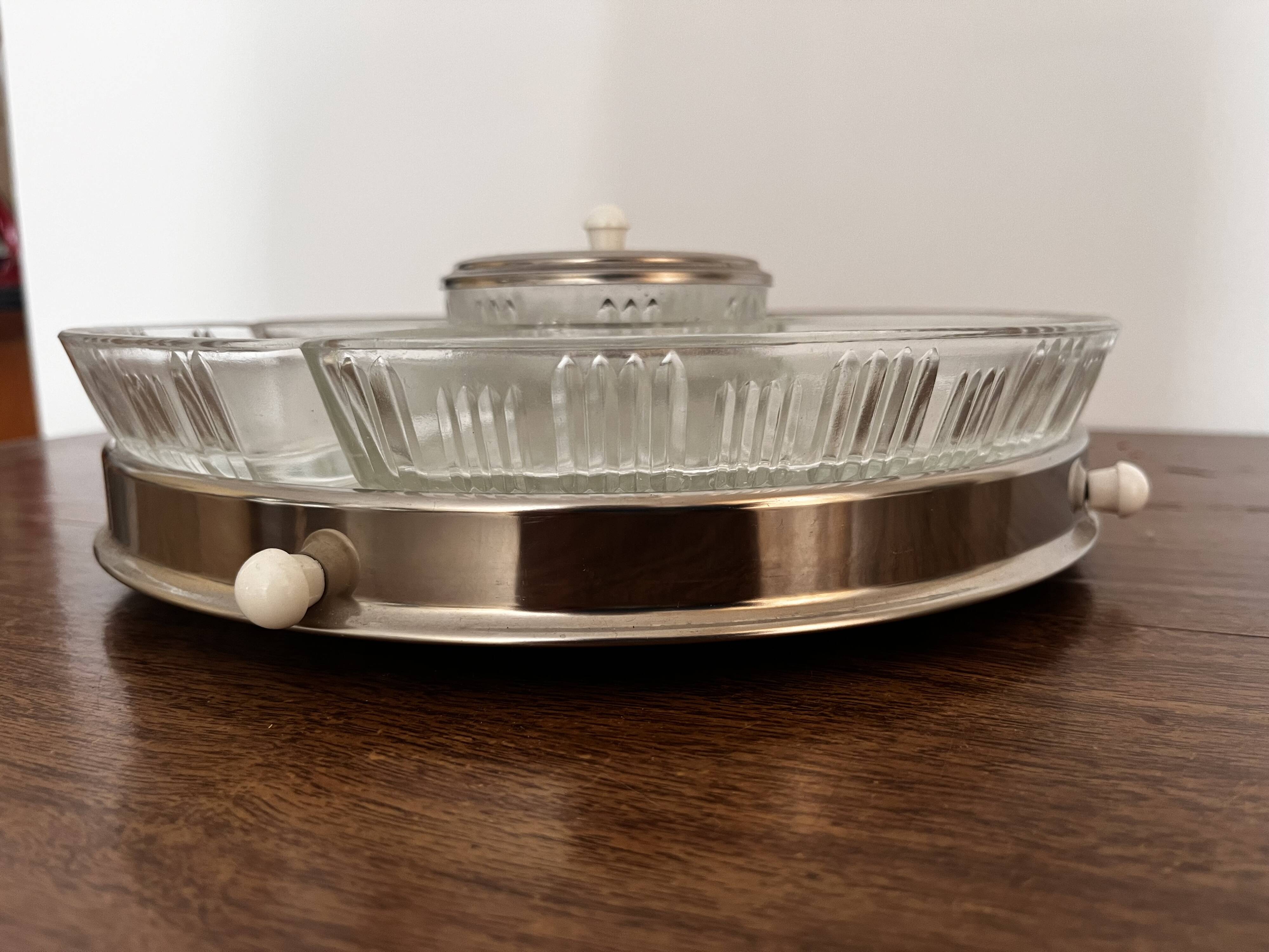 Serving dish on a mirror tray