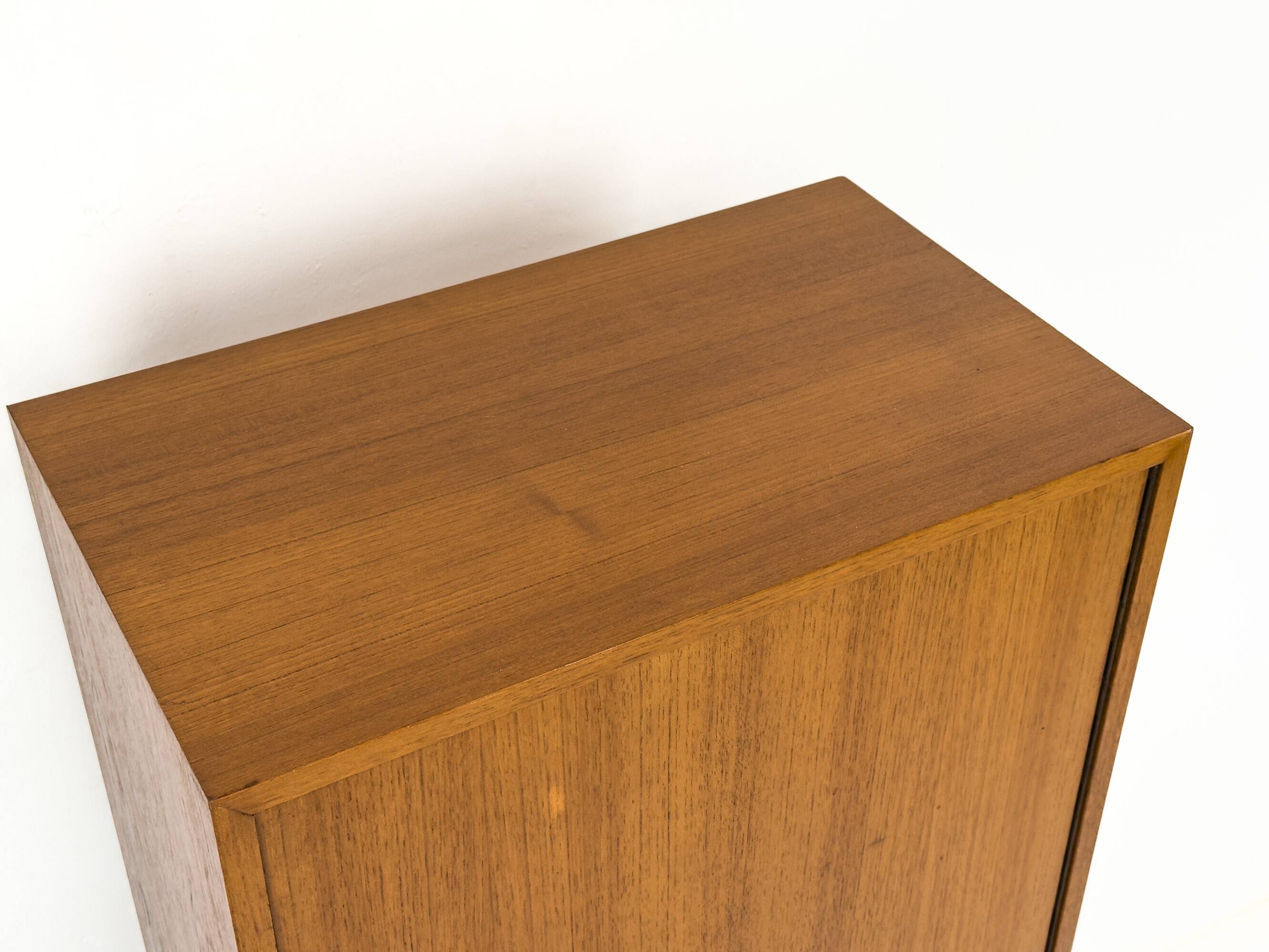 Armoire étroite en teck, années 1960