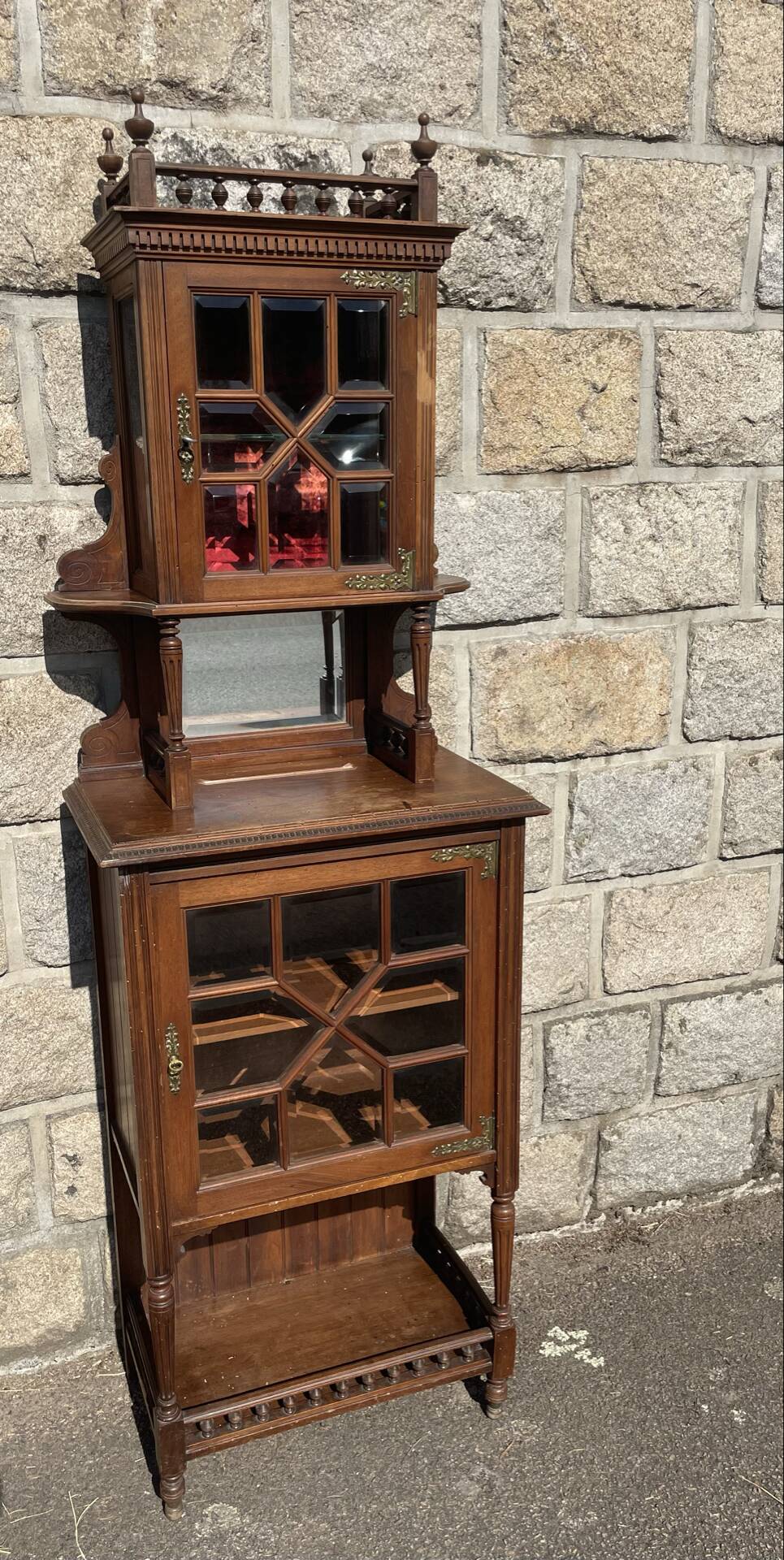Vitrine en noyer mouluré et sculpté à deux-corps.