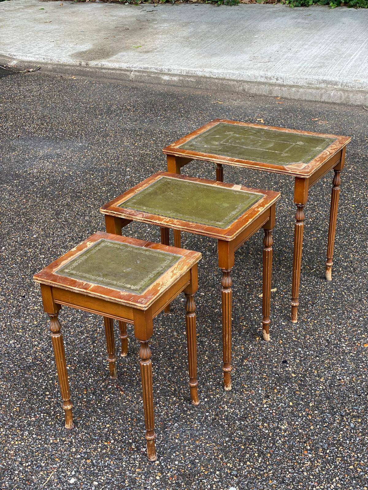 3 English nesting coffee tables in solid wood and leather