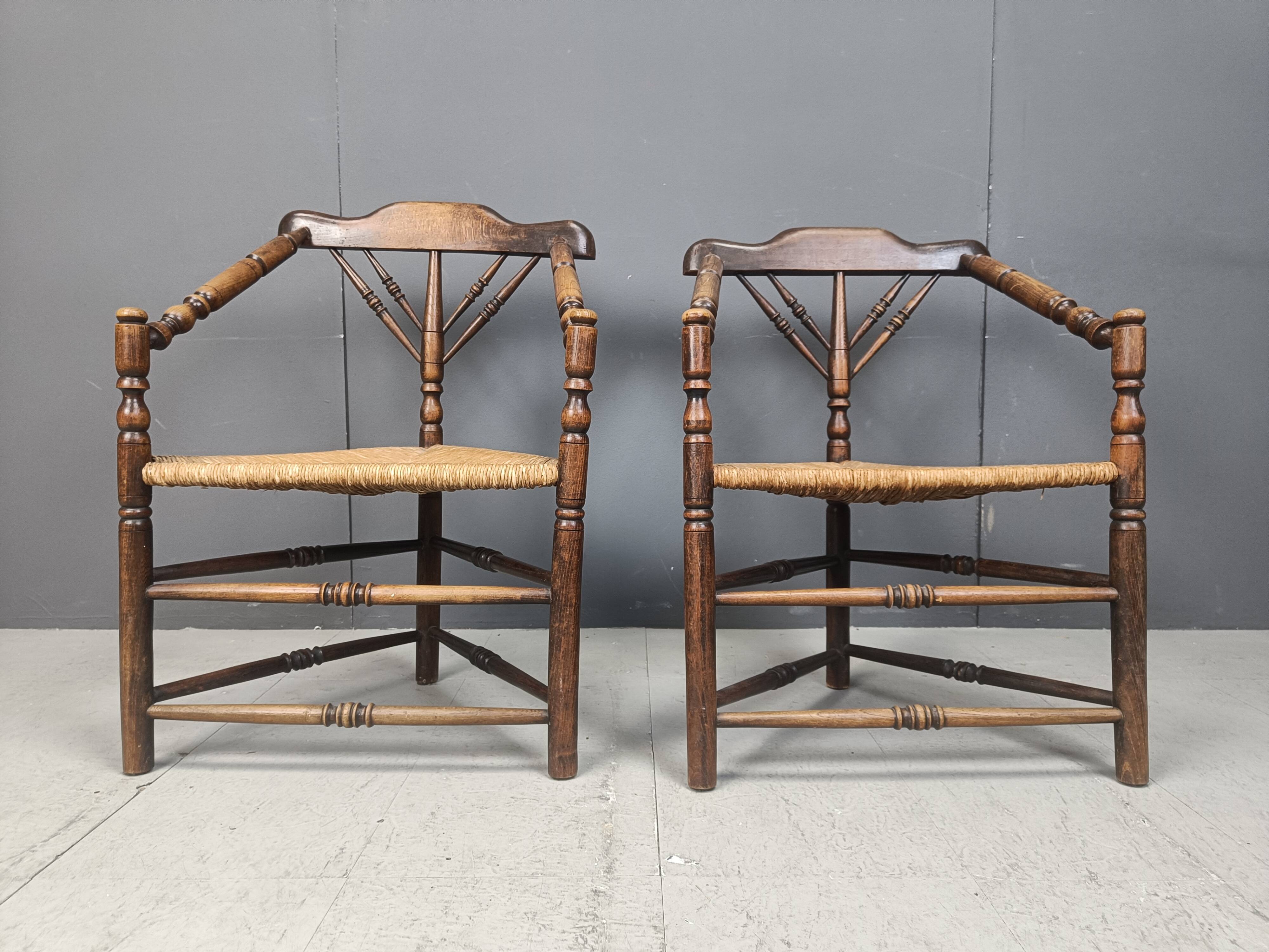 Paire de chaises d'angle hollandaises anciennes, années 1920