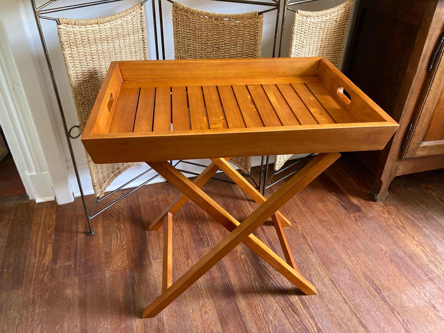 Removable wooden tray with folding legs