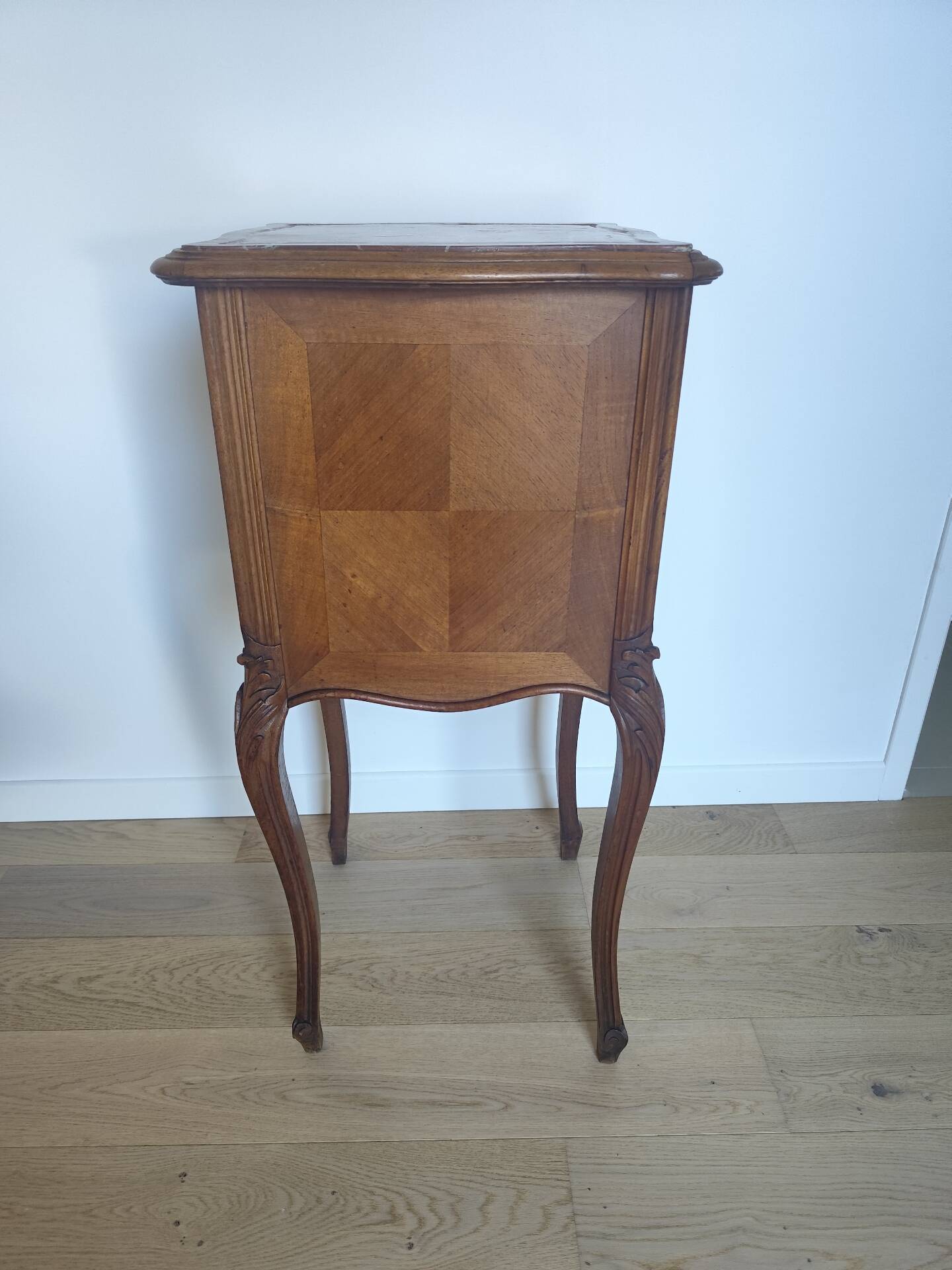 Table de nuit Louis XV avec marbre rouge