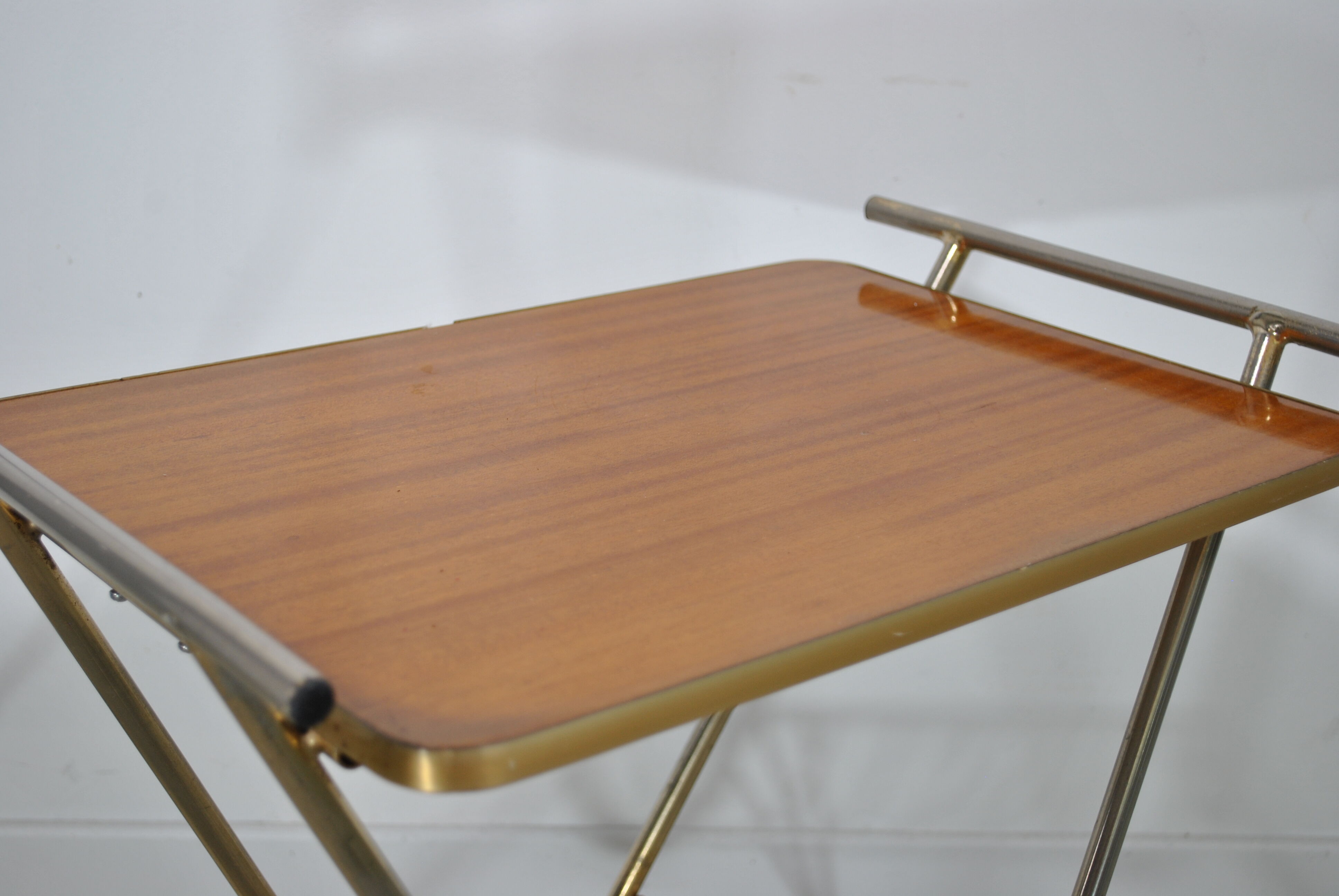 Smooth floor lamp magazine holder