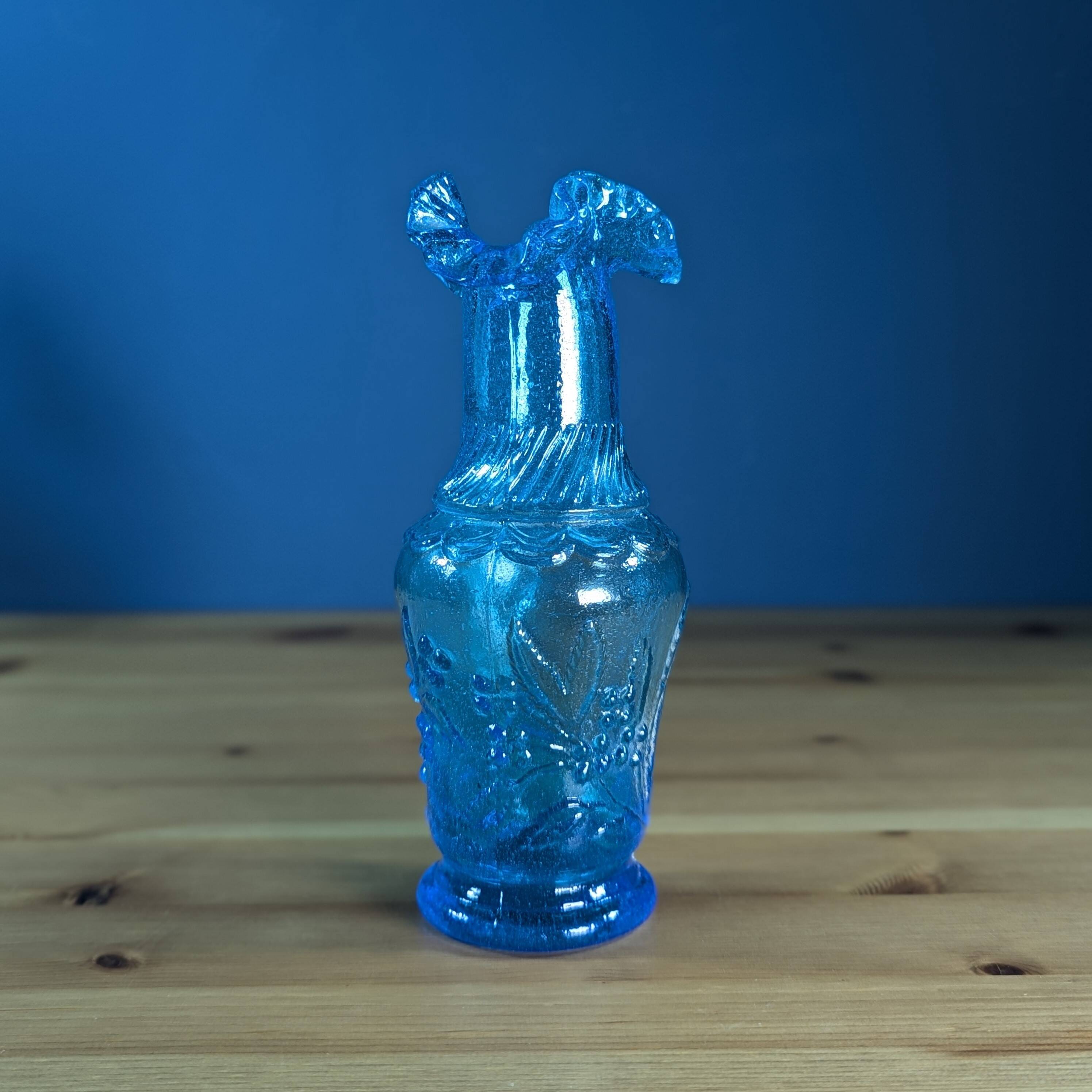 Petit vase Empoli en verre bleu à décor de branches et fruits en relief 16c