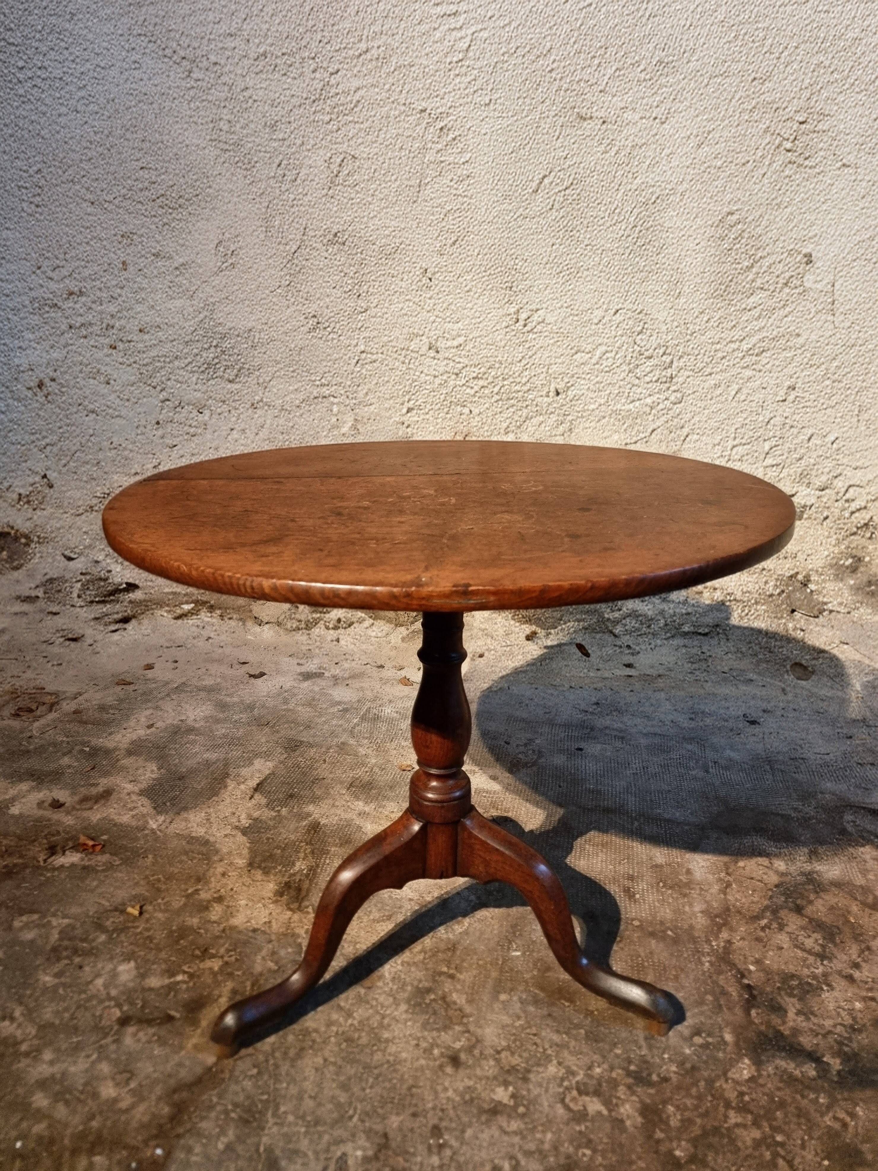 Antique Georgian tilt-top oak table from around 1800 – Round tripod side table 80 cm