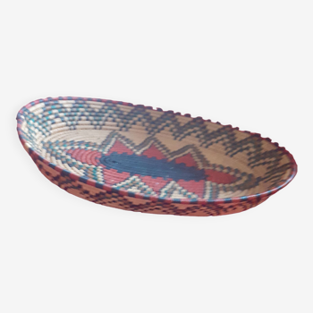 Oval basket in multi-colored straw;