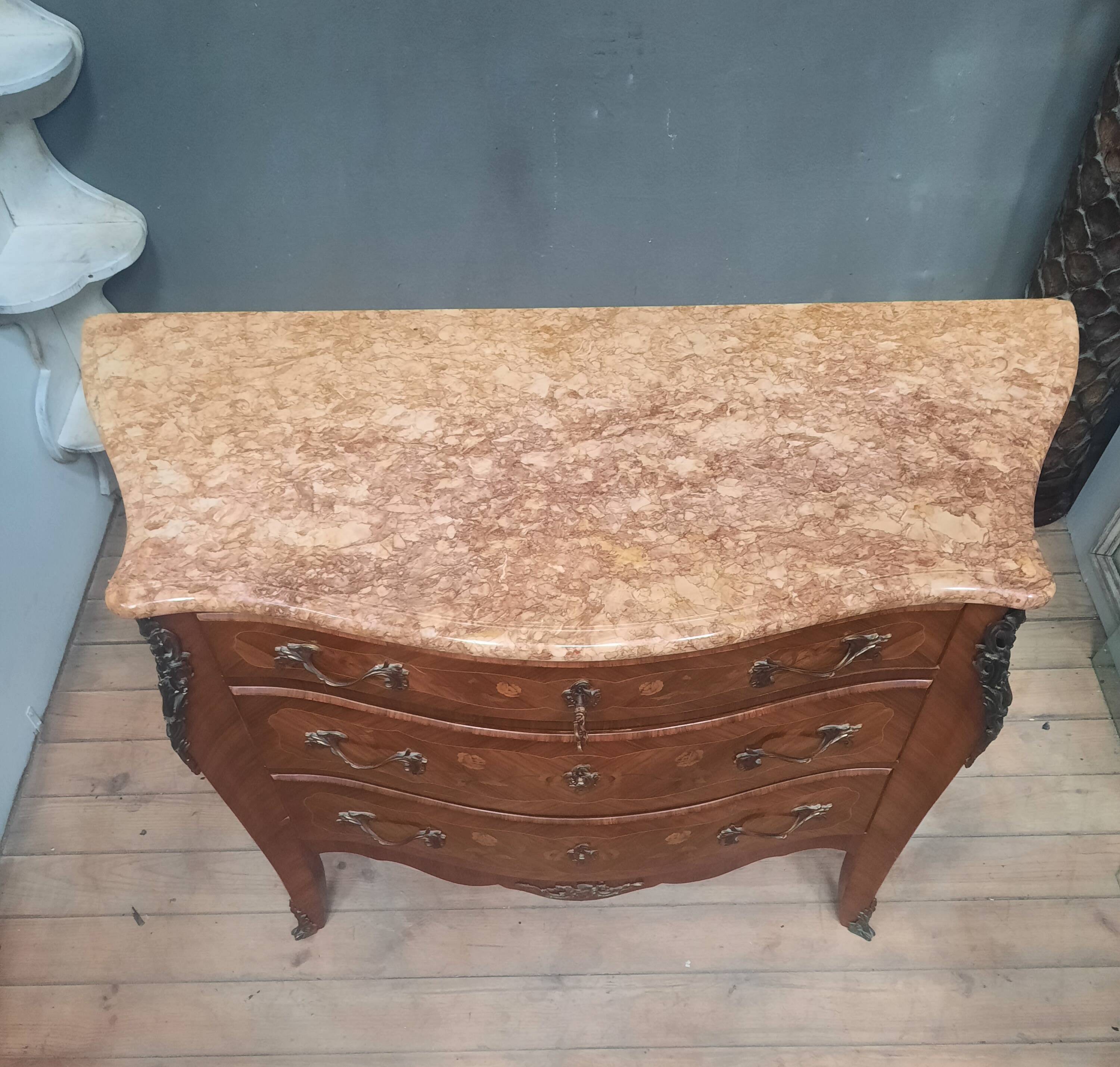 Commode style Louis XV en marqueterie de fleurs