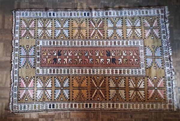 Tapis oriental  Fait main de forme rectangulaire datant des années 1960 en 100% Laine