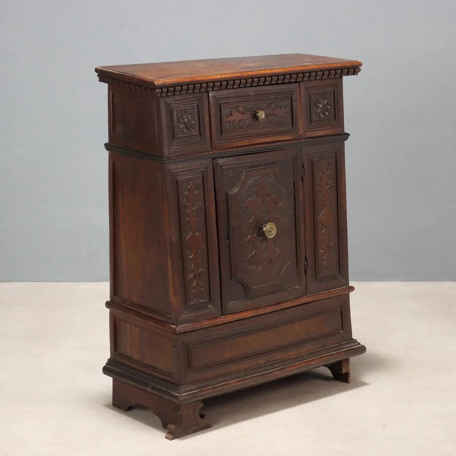 Antique baroque bedside table in walnut, Italy, early 18th century.