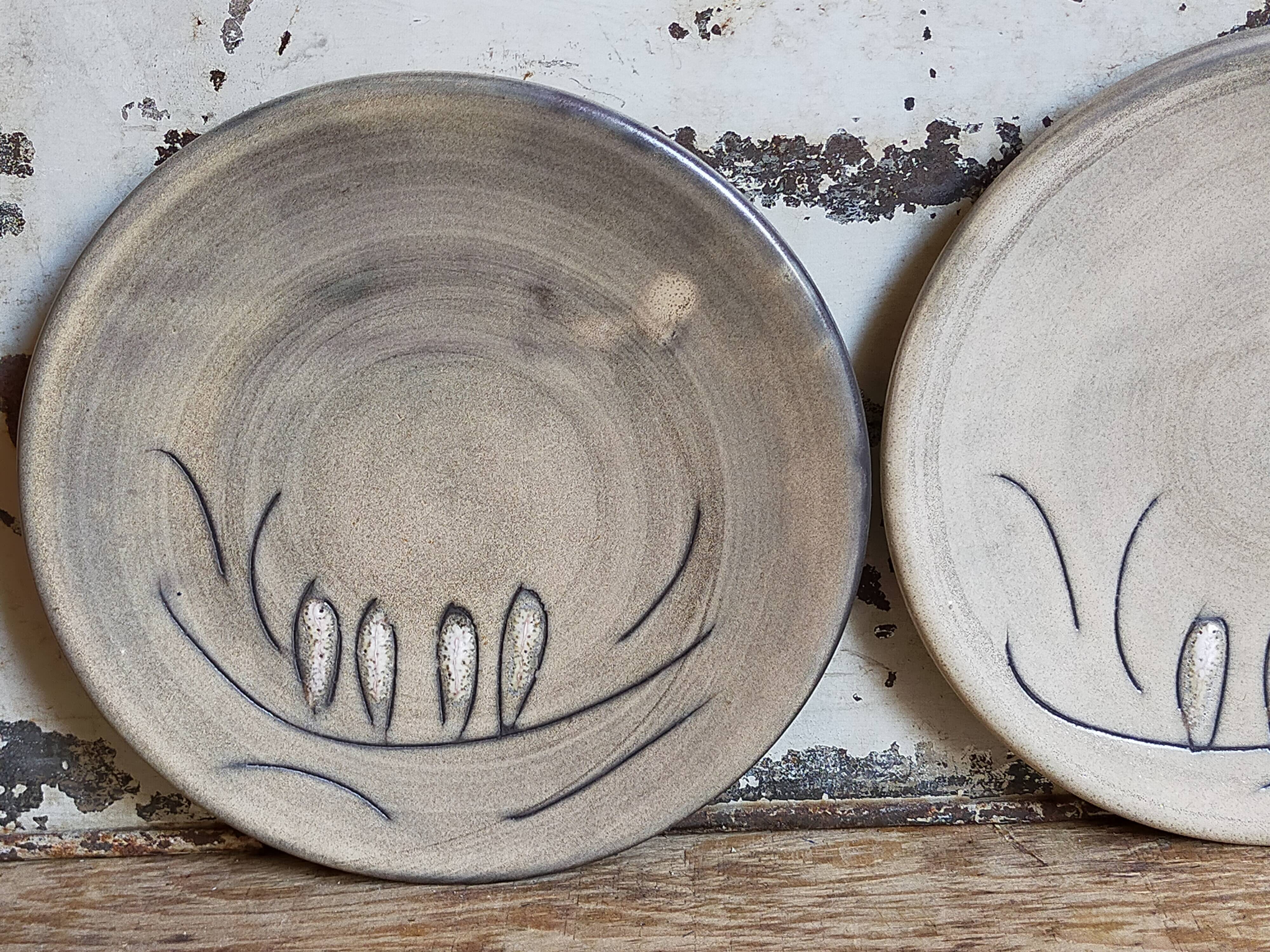 Duo of ceramic plates decorated with vintage foliage