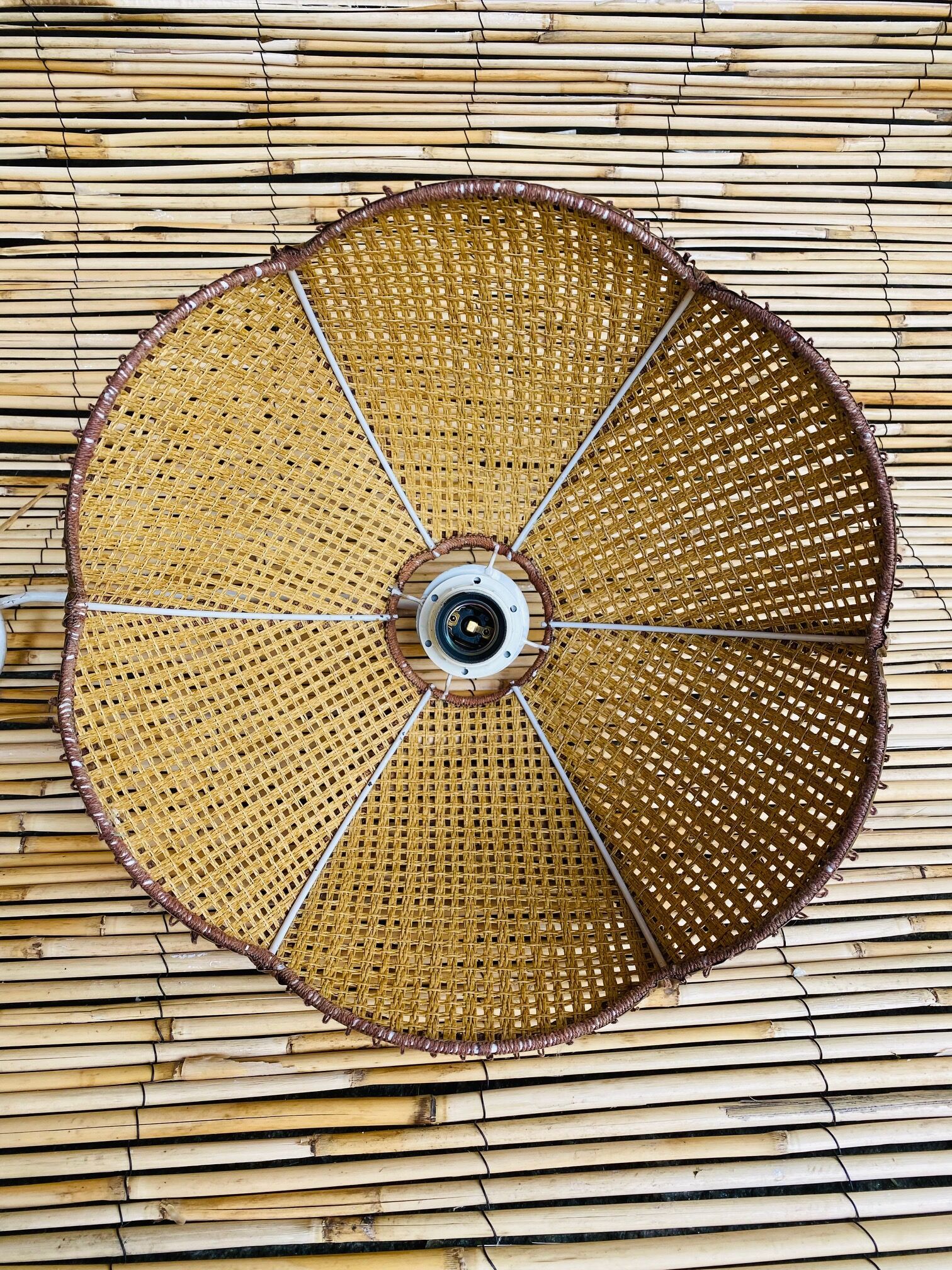 Bohemian suspension in braided raffia and brown fabric