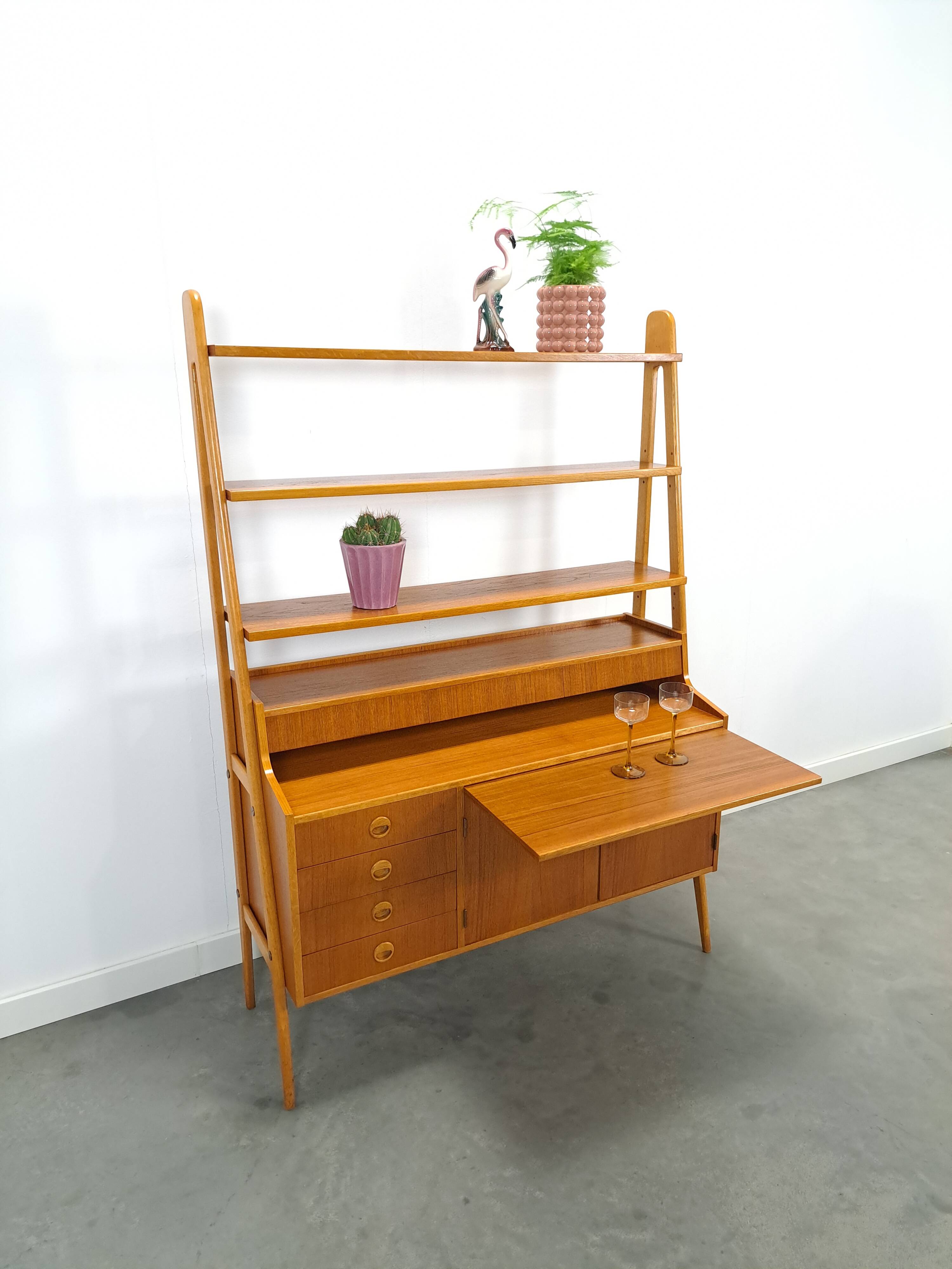 Teak fineer kast uit Zweden met lades, legplank en uitschuifbare plank