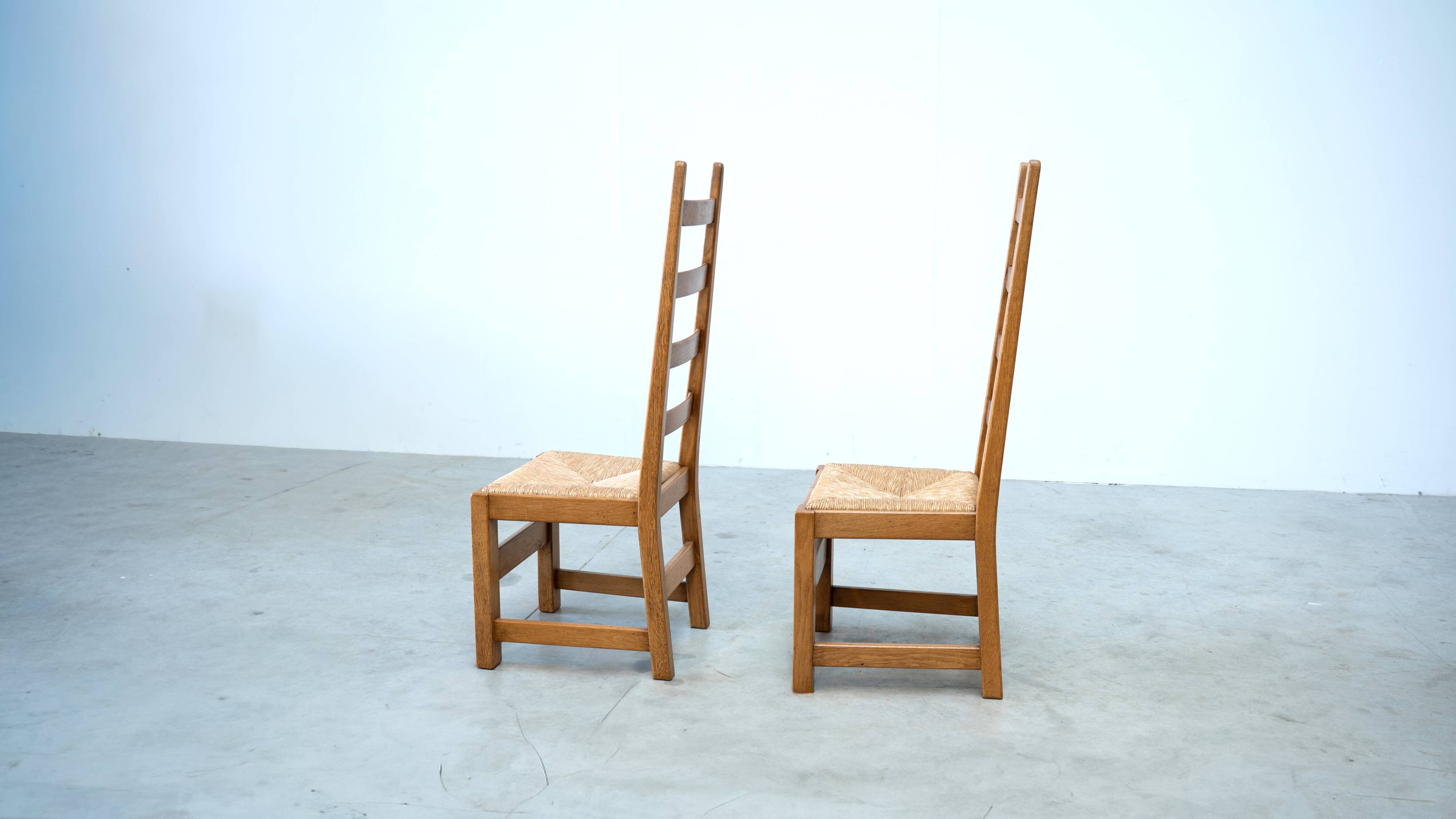 Ensemble de six chaises de salle à manger françaises à dossier haut