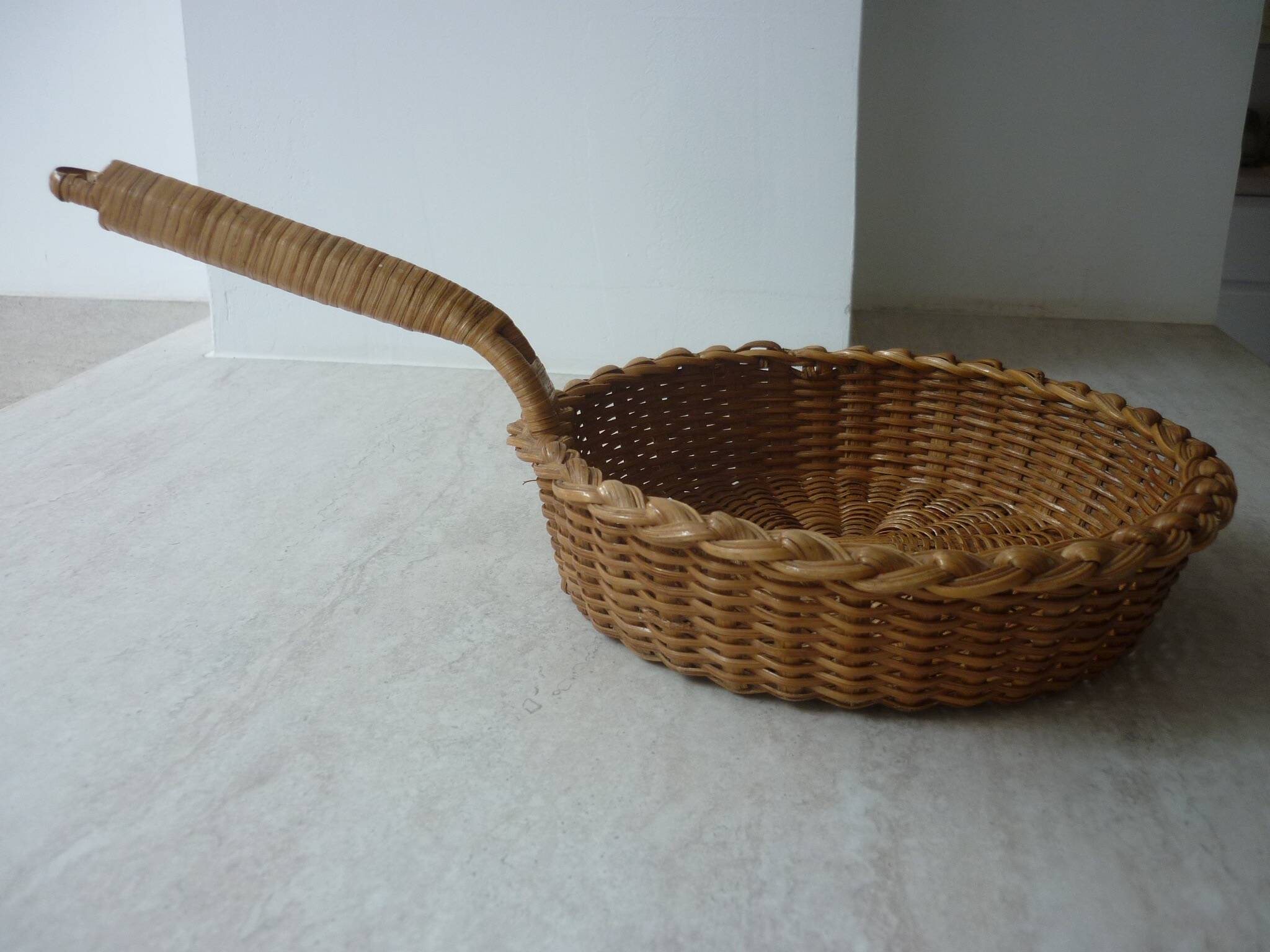 Wicker stove-shaped basket
