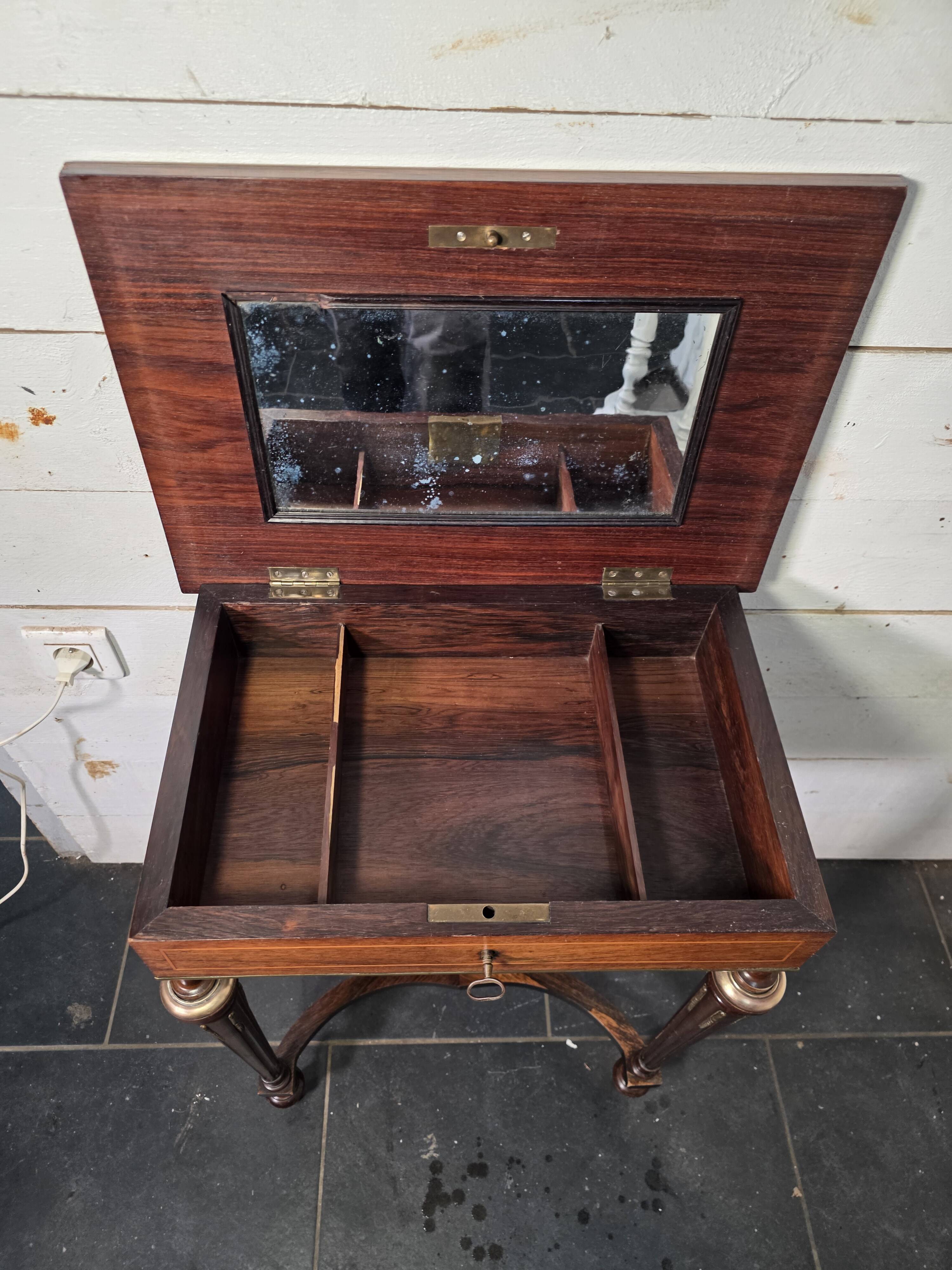 Napoleon III hairdresser in walnut and brass marquetry from the 19th century.