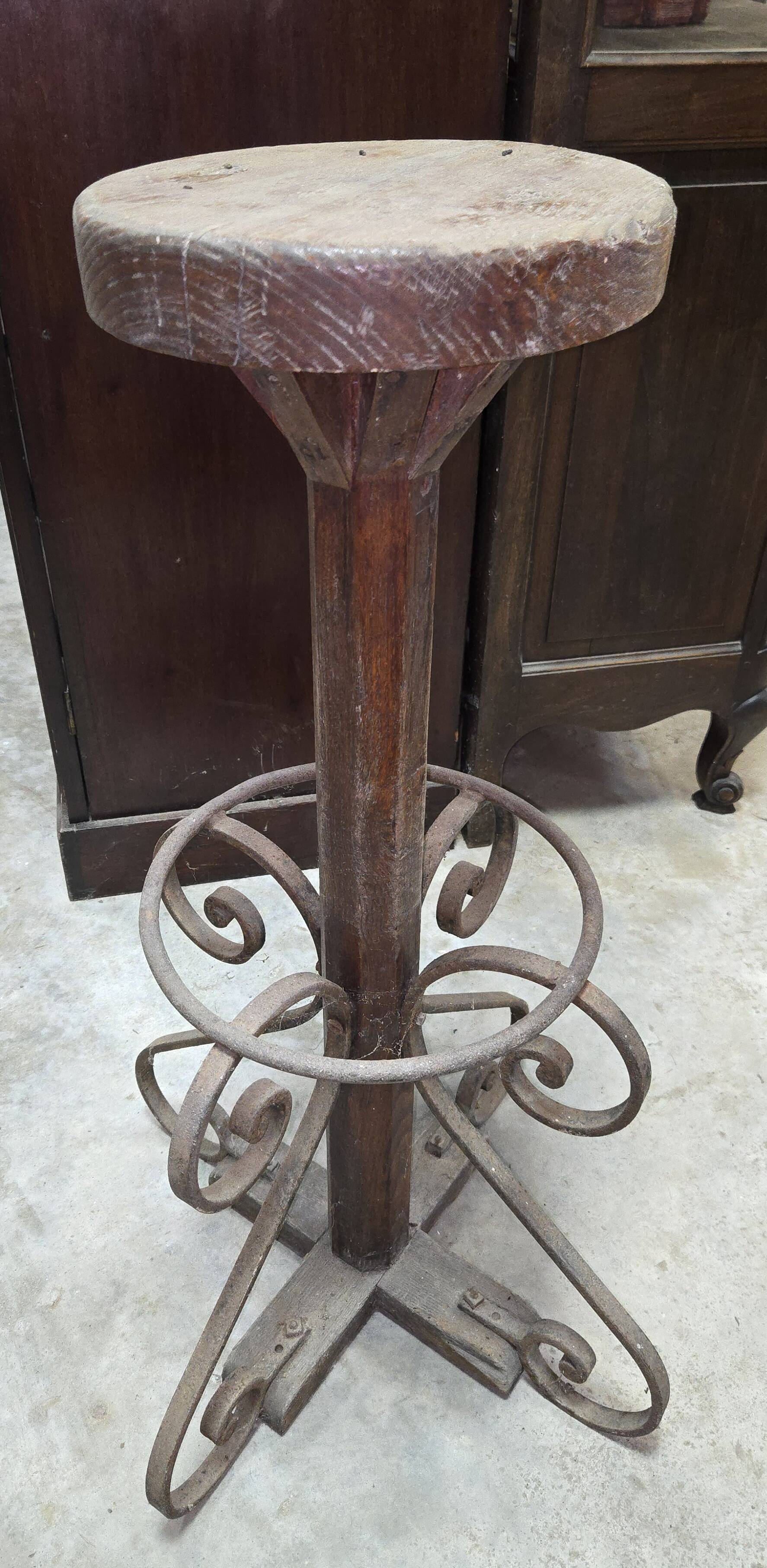 Tabouret d’atelier ancien bois et fer forgé – H 82 cm
