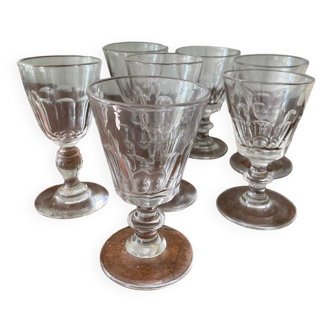 Set of 7 Caron model wine glasses in Baccarat flat-sided crystal