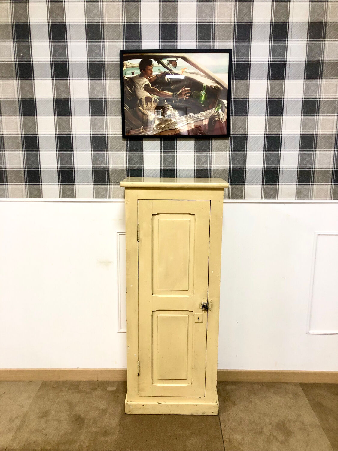 Petite armoire beige vintage